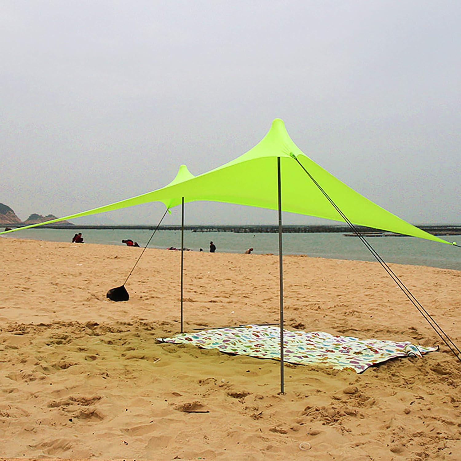 tenda da spiaggia con ancore di sabbia