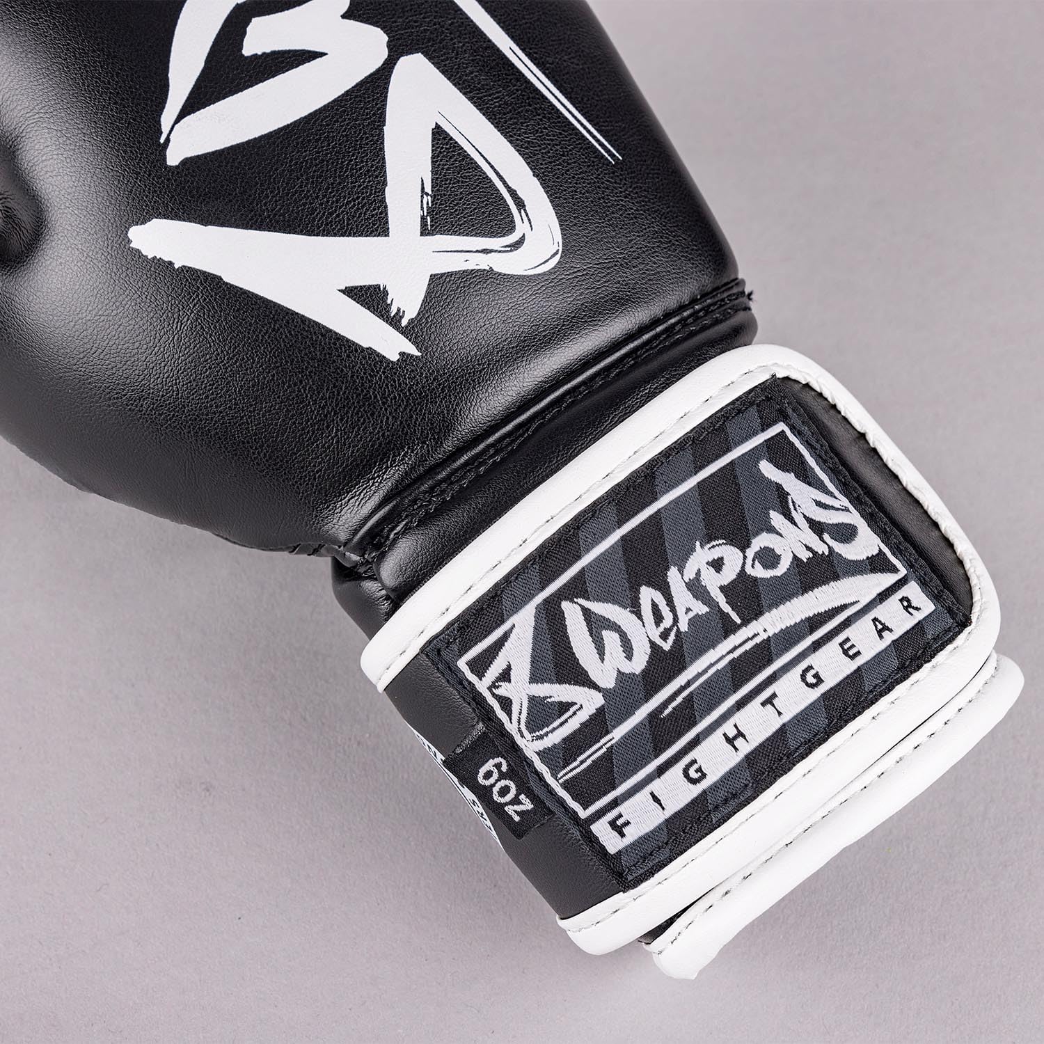 8 WEAPONS Boxhandschuhe Kinder, Unlimited 2.0, Schwarz-weiß, Kinder Boxhandschuhe, Kunstleder, Perfekte Dämpfung für optimalen Schutz, Handschuhe für Muay Thai, K1, Boxen, MMA & Kickboxen