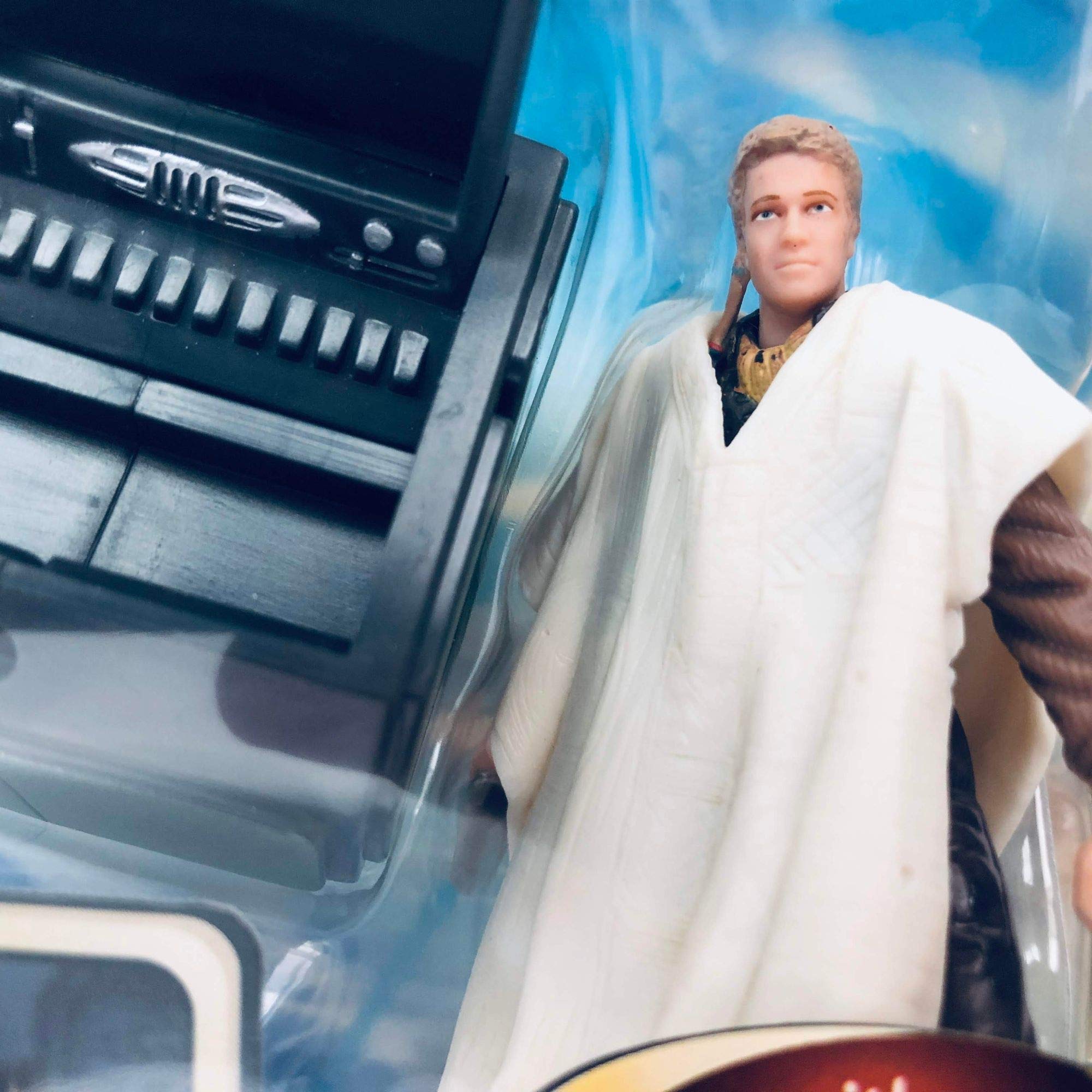 Star Wars Actionfigur: Attack of the Clones Anakin Skywalker Outland Bauer Verkleidung w/abnehmbarem Poncho, Blaster & Aufbewahrungsbehälter