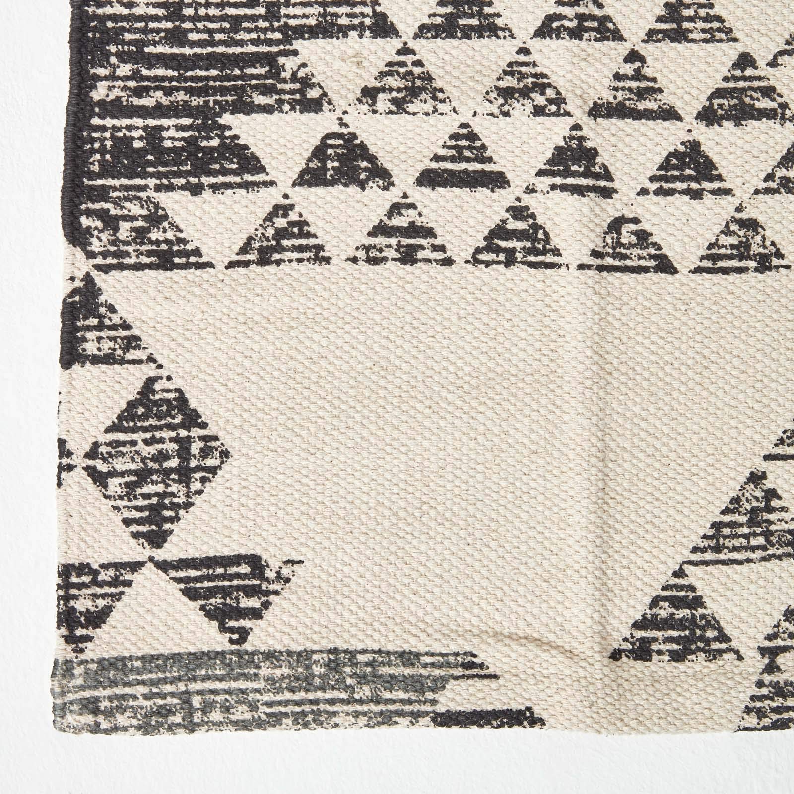 HOMESCAPES Tappeto con stampa geometrica "Delphi" bianco e nero, 100% cotone, 90 x 150 cm