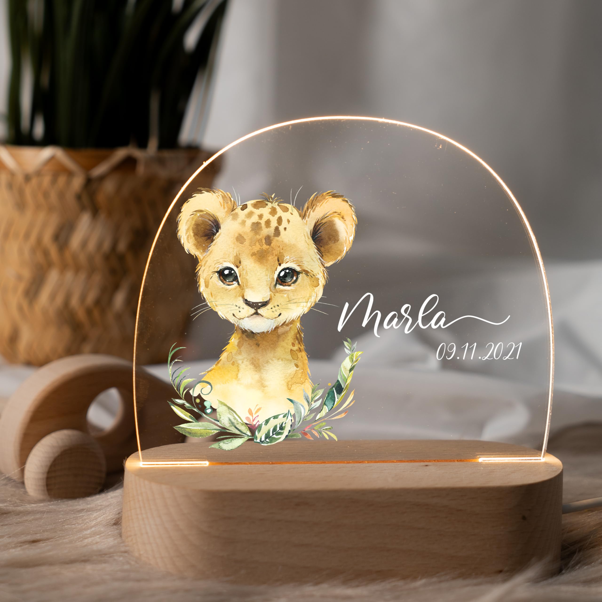 Kidsmood Nachtlicht für Babys mit Wunsch Namen - Personalisiertes Stilllicht & LED Nachttischlampe Kinderzimmer, dimmbar – Geschenk zur Geburt, Taufe & Geburtstag für Mädchen & Jungen [Löwenbaby]