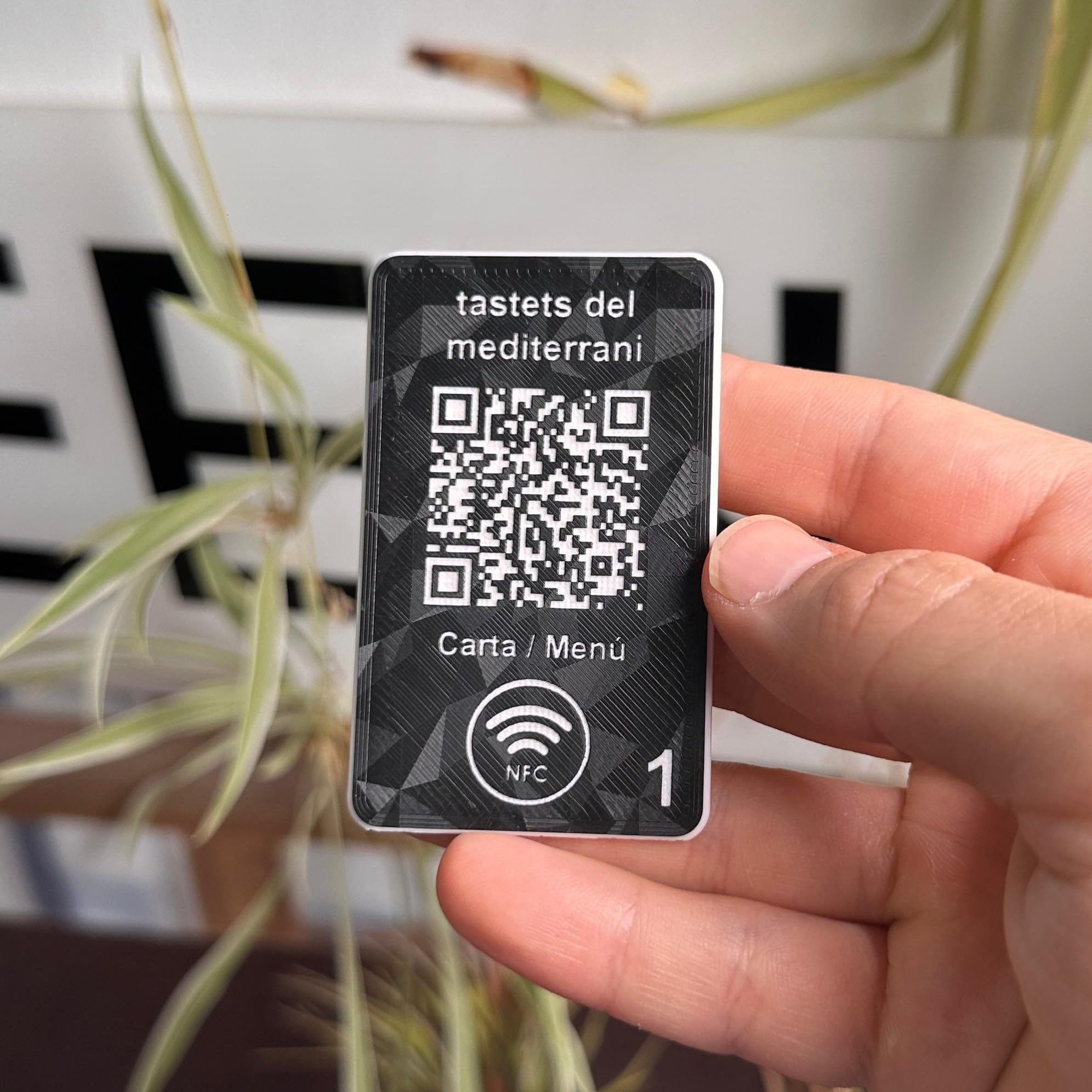 NIPRO Cartel QR para Mesa Personalizable | Códigos QR para Carta, Red Wifi, Valoraciones o Redes Sociales | Para Bar o Restaurante | NFC y/o Peana Opcionales | Lote 10 ud (43 x 70 mm)