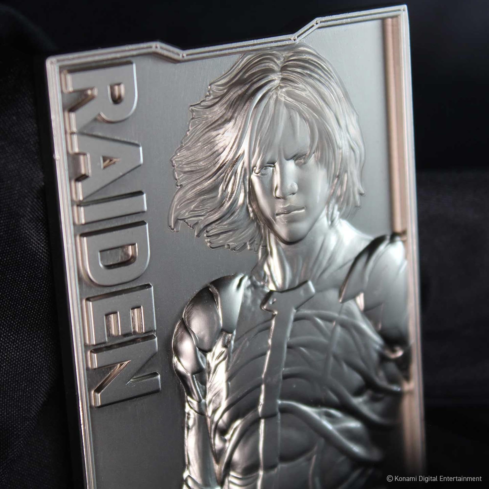 FaNaTtik Metal Gear Solid 2 - Lingotto di metallo Raiden da collezione, prodotto con licenza ufficiale, edizione limitata 5.000 in tutto il mondo, numerato con espositore