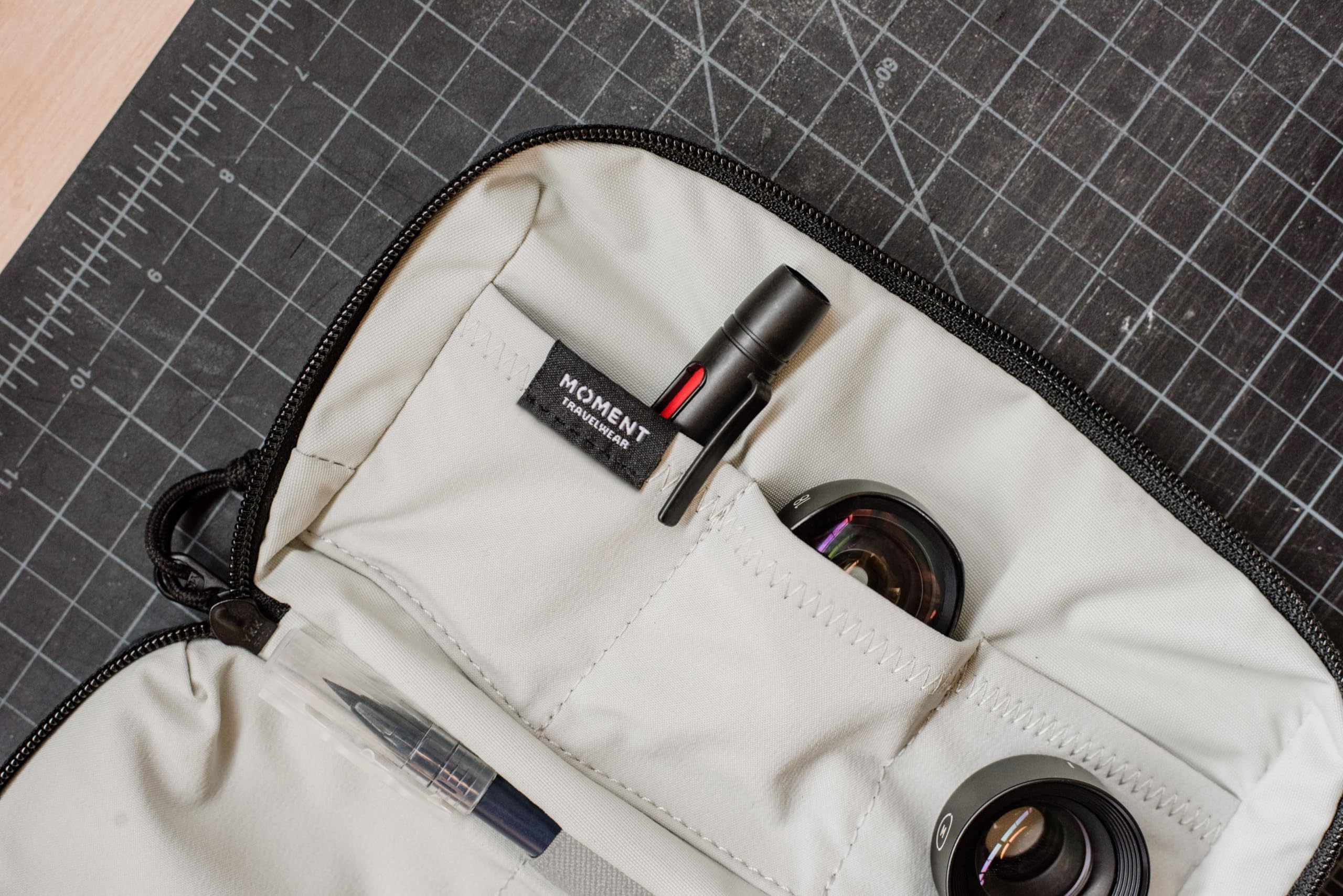 MOMENT Everything Tech organizer – wodoodporna torba podróżna na kable, ładowarki i akcesoria, rozmiary regularne i mini, czarny, Mini, Tech Organizer