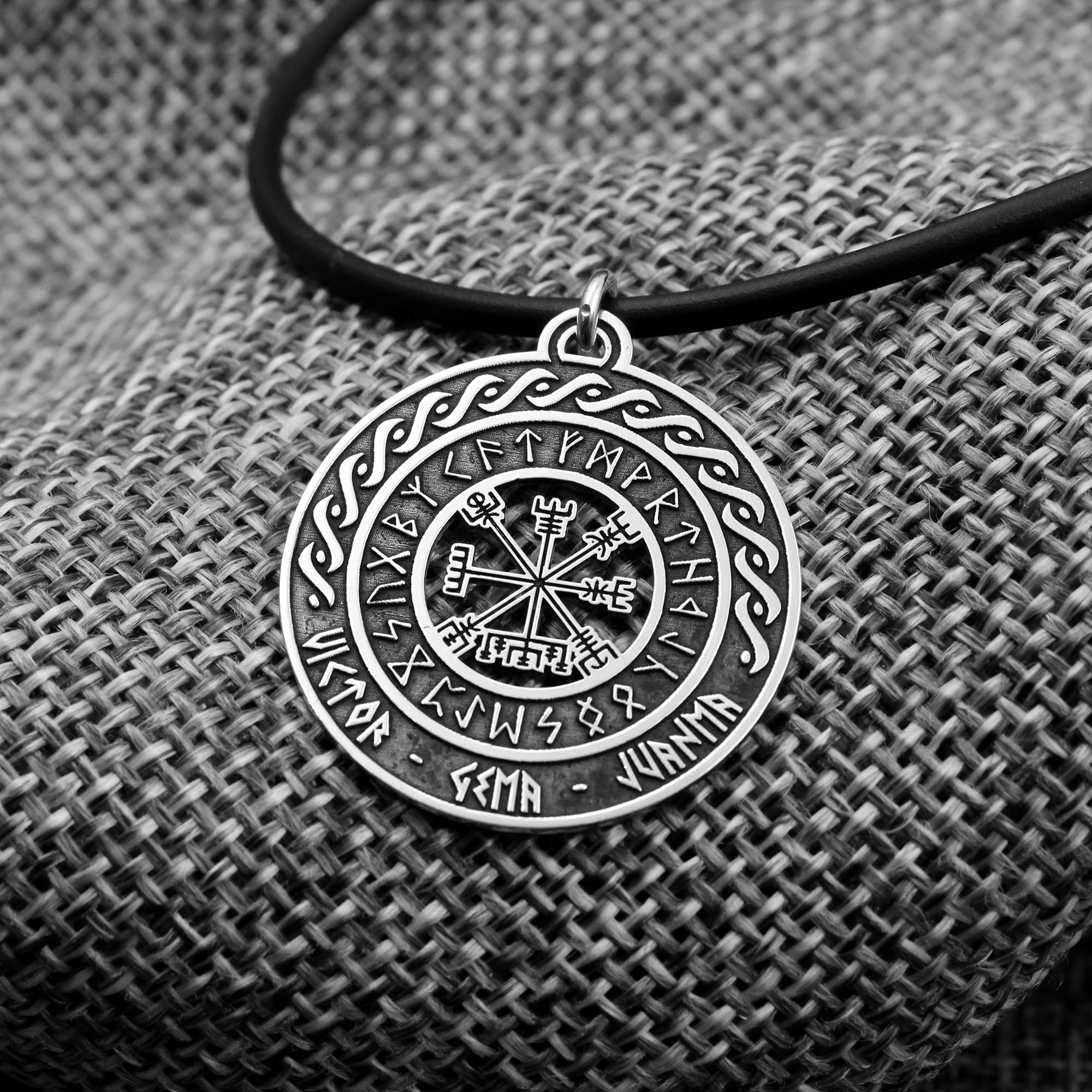 Colgante Vikingo Personalizado para Hombre en Plata de Ley 925 – Amuleto Vegvísir con Runas y Nombres Grabados – Regalo Único para Papá, Marido o Novio – Mi Joya Personalizada