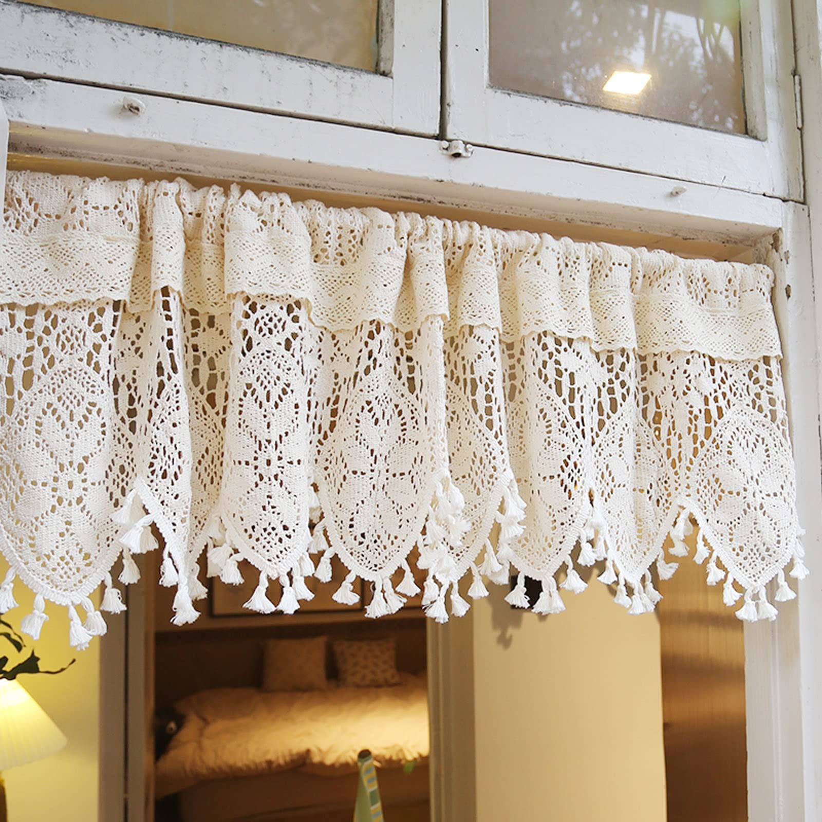 Cortina corta para ventana que filtra la luz con elegante diseño de flecos de ganchillo
