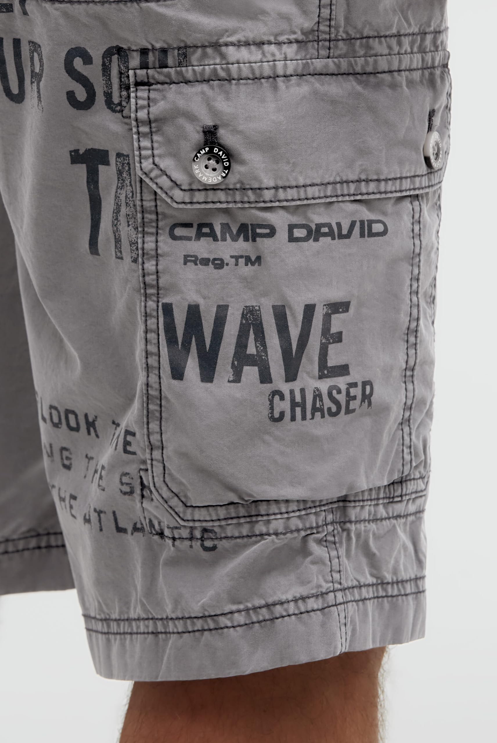 Camp David Herren Cargo Shorts mit vielen Label Prints