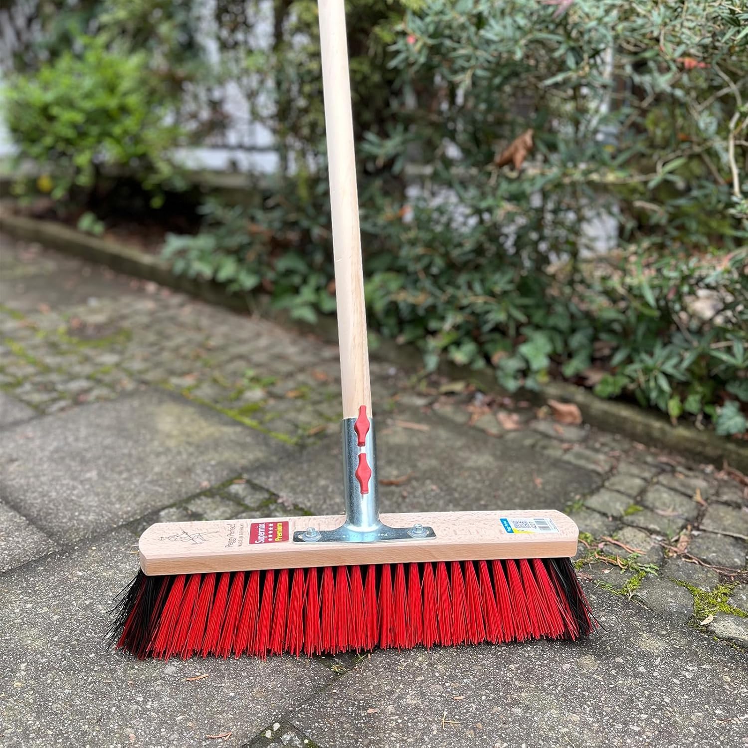Peggy Perfect Straßenbesen, Saalbesen 40cm mit 1,50m langem, Ø2,8cm Holzstiel. Premium Supermix Borsten - robust & nassfest. Patentiertes Stielhaltesystem „Schraubfix Plus“.