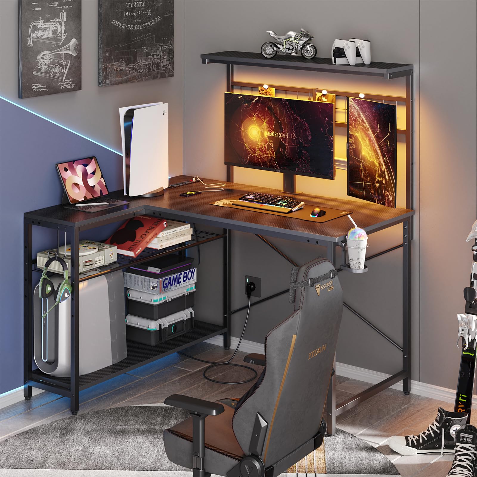 Bestier Scrivania a L con prese di corrente e luci LED Scrivania angolare compatta con ripiani Scrivania per computer reversibile con ganci per la camera da letto dell'ufficio domestico 106,5CM
