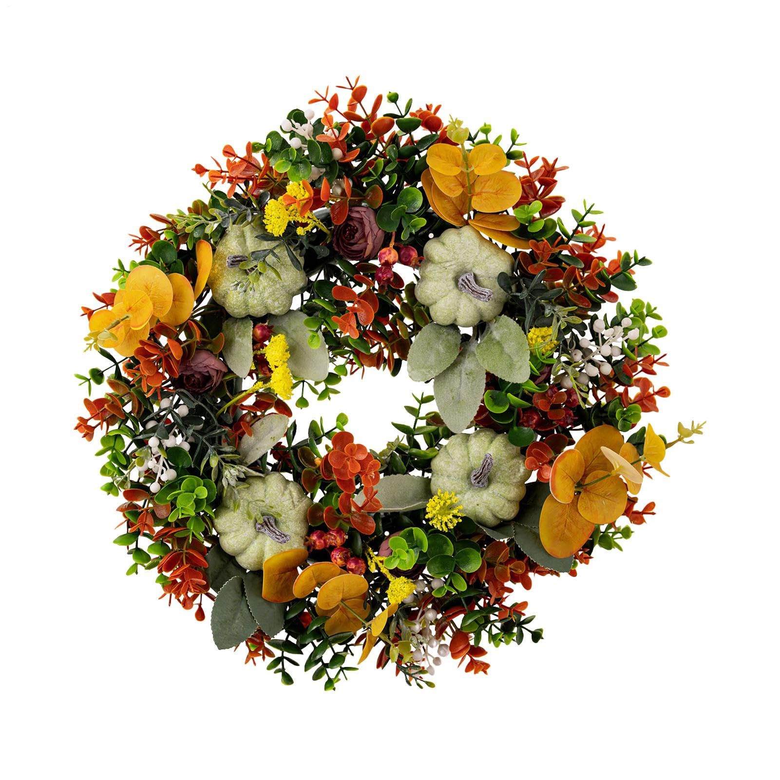 Guirnalda artificial de otoño con hojas de eucalipto y calabazas como decoración navideña