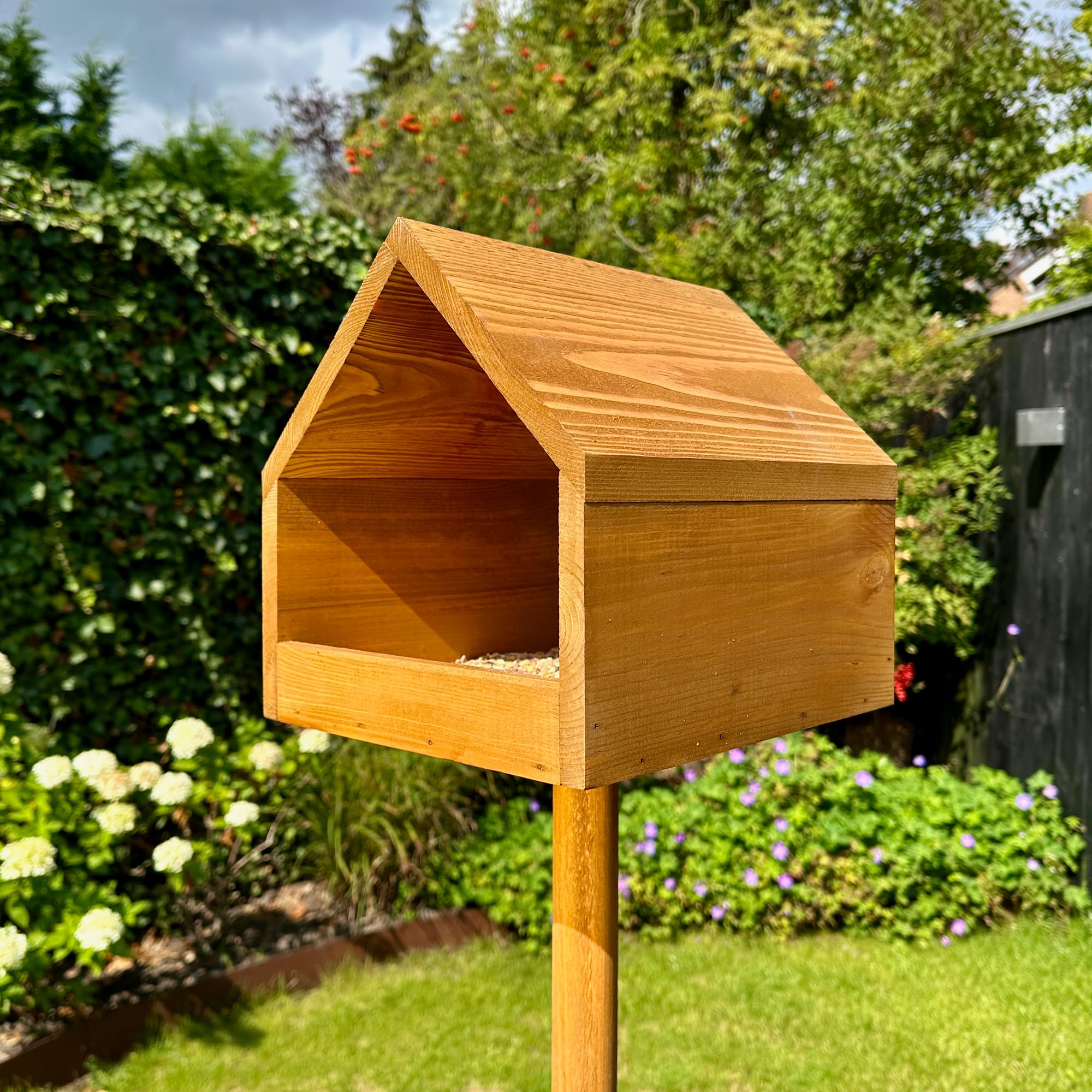 GARTENETAGE Vogelfutterhaus aus Massivholz mit Erdspieß – Wetterfestes Vogelhaus aus Kiefernholz für Wildvögel, stabiles Futterhaus für Garten, Rasen & Terrasse