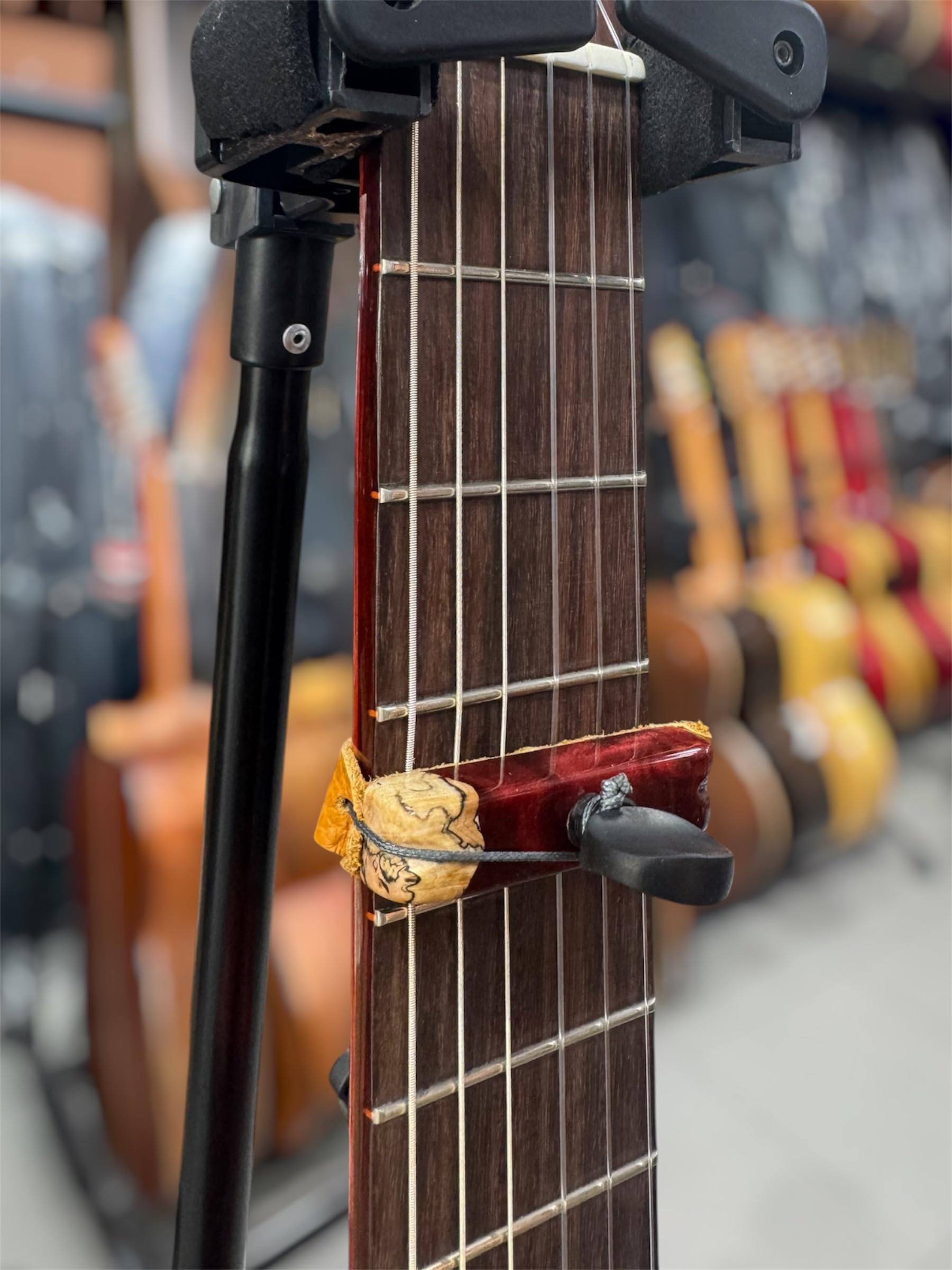 Cejilla Flamenca Artesanal Serie Aura | Variantes de color/Madera Natural y Ébano | Pieza Hecha a Mano | Guitarra Flamenca y Clásica (Rojo)