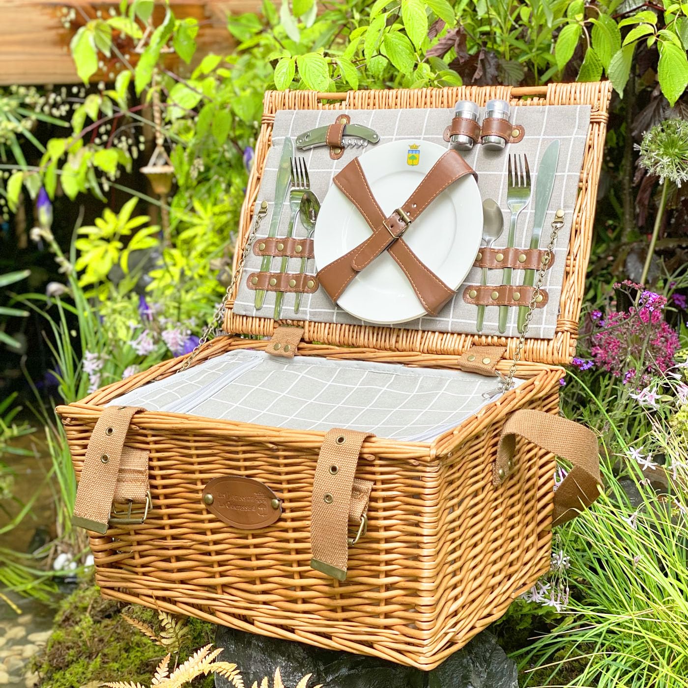 Les Jardins de la Comtesse – Cesta Picnic de Mimbre Concorde – 2 Personas/Nevera isotérmica, Platos, Copas de Vino/Tazas de Metal – Tejido Color Blanco y Gris – 42 x 30 x 23 cm