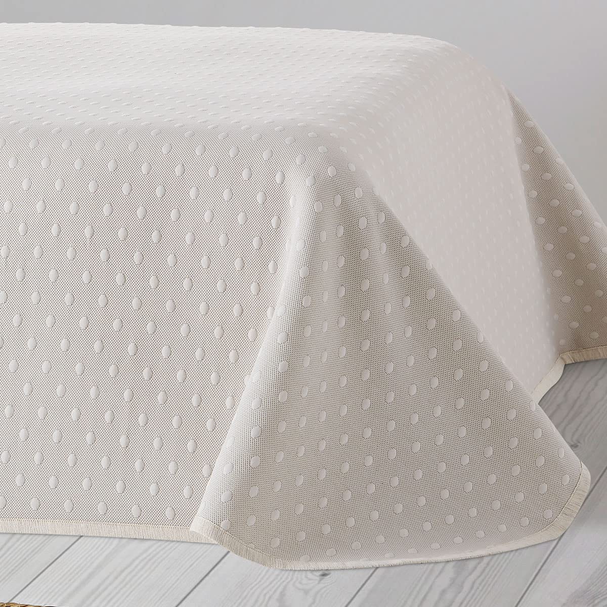 Lanovenanube Colcha Capa Piqué diseño Topos, Tacto algodonado y Suave, Cubrecama Moderno y Elegante de Tejido Fino, para Primavera o Verano. Incluye 2 Fundas de Cojín - Cama 150 cm - Color Lino