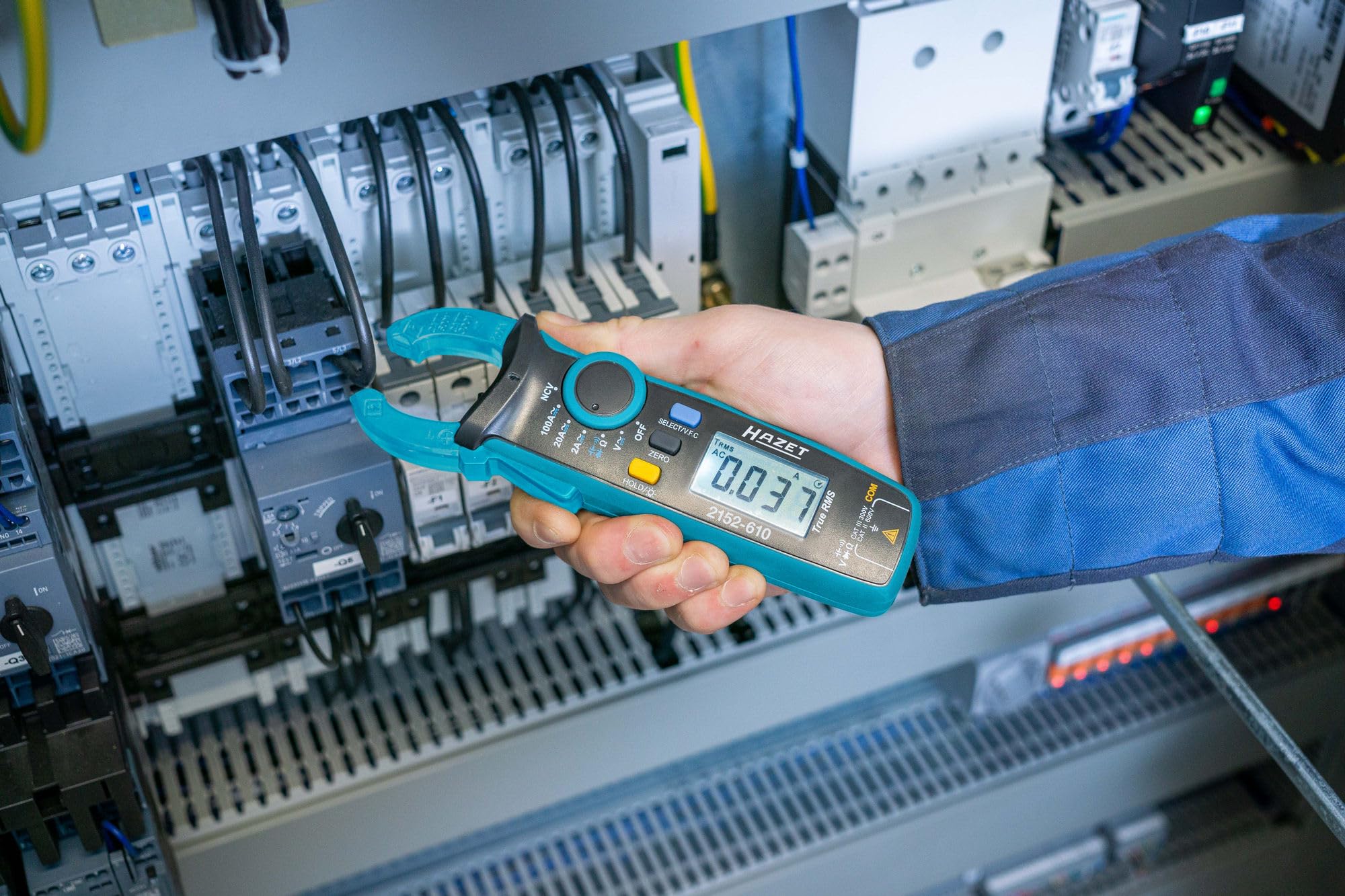 Hazet Digitale Stromzange 2152-610, kompakt, für Spannung, Strom und Widerstand, mit beleuchtetem LCD Display, NCV-Funktion, inkl. Zubehör