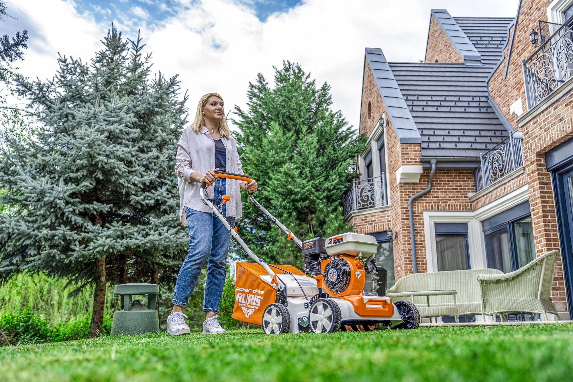 RURIS RXH909 Scarificateur Aerateur Thermique 212 cc 5,5 CV Bac 40 L | 4 Temps Moteur 212 cc 5.5 CV 3400 tr/min Largeur 400 mm Bac 40 L Cuve 3.6 L Carter en Fer