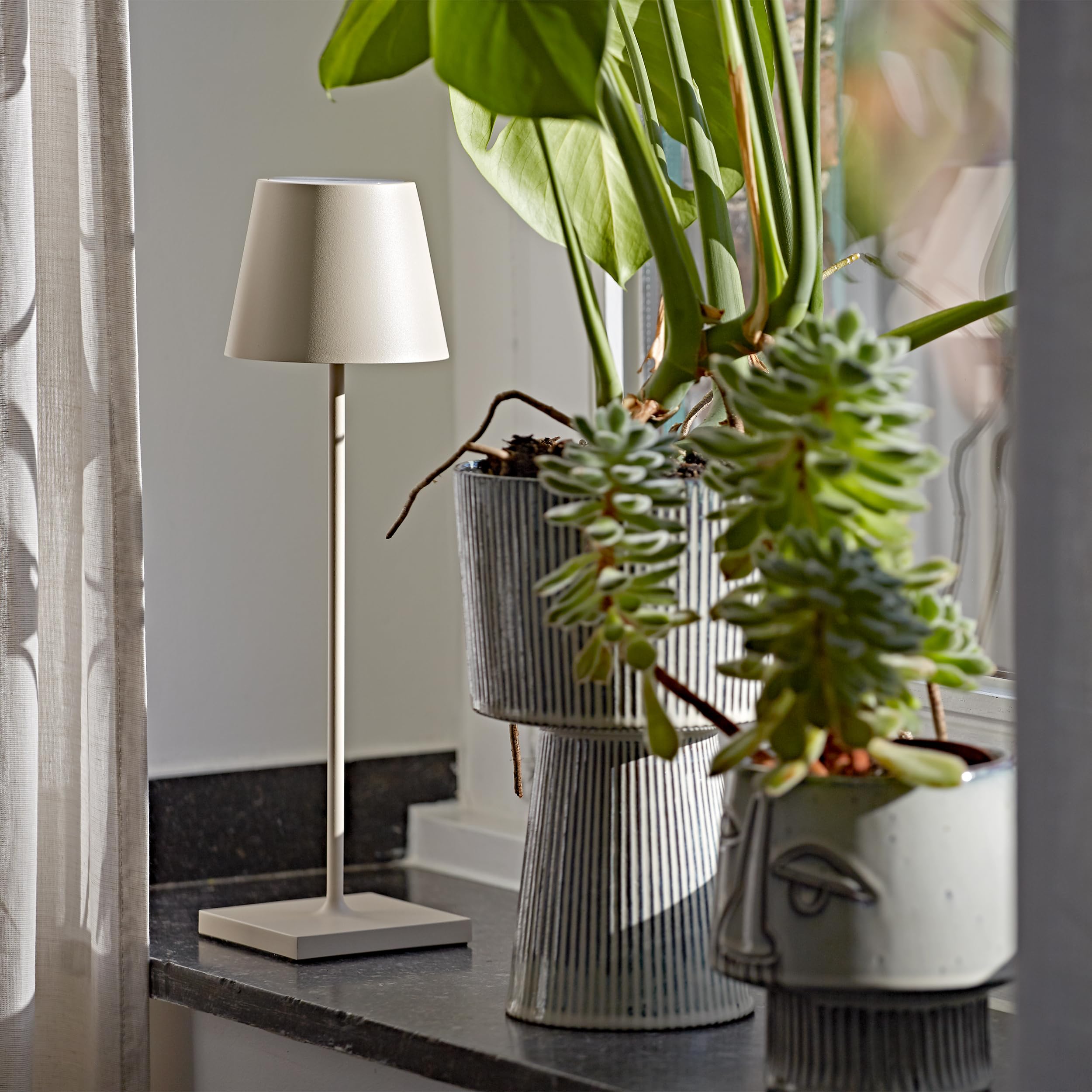 SIGOR Nuindie 2.0 - Dimmbare LED Akku-Tischlampe Indoor & Outdoor, IP54 spritzwassergeschützt, Höhe 38 cm, aufladbar mit USB-C, 12 h Leuchtdauer, dünenbeige
