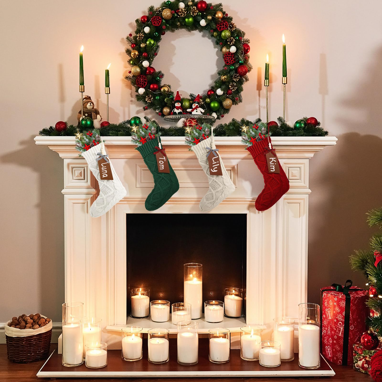 Aoriher Lot de 4 grandes chaussettes de Noël avec étiquettes nominatives en bois à faire soi-même, 45,7 cm, décorations de Noël à suspendre avec étiquettes de Noël (rouge, beige, vert, kaki)