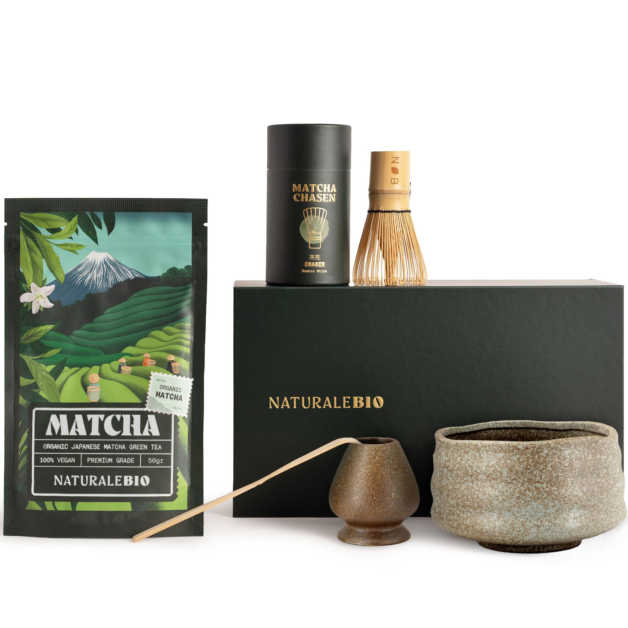 NaturaleBio Matcha Set Prezentowy 50 g Matcha Miotełka Miska | Zawiera 50 g premium matcha, bambusowy chasen, miskę, stojak i łyżeczkę. Gotowy zestaw prezentowy.