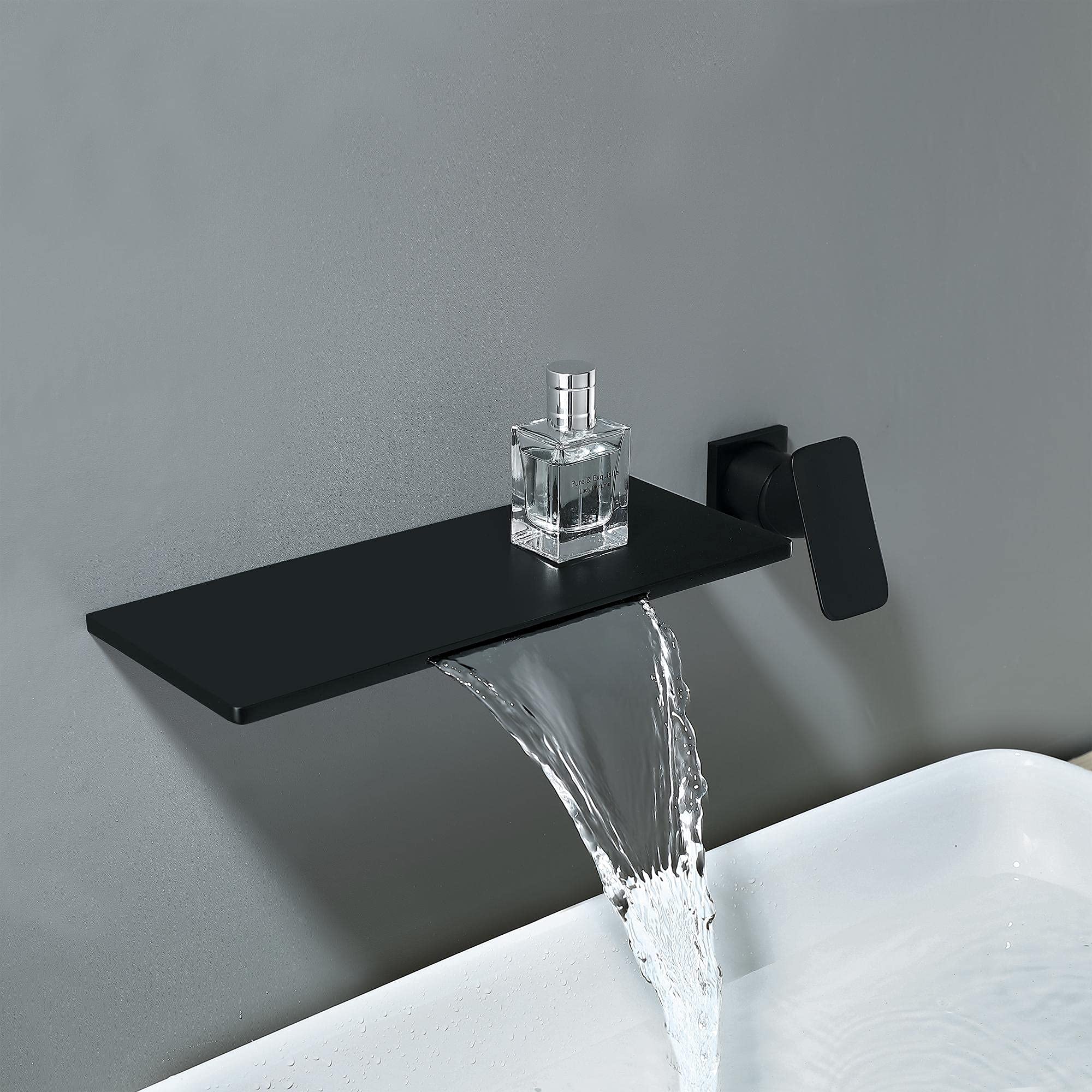 Robinet de lavabo mural noir pour moderniser une salle de bain familiale