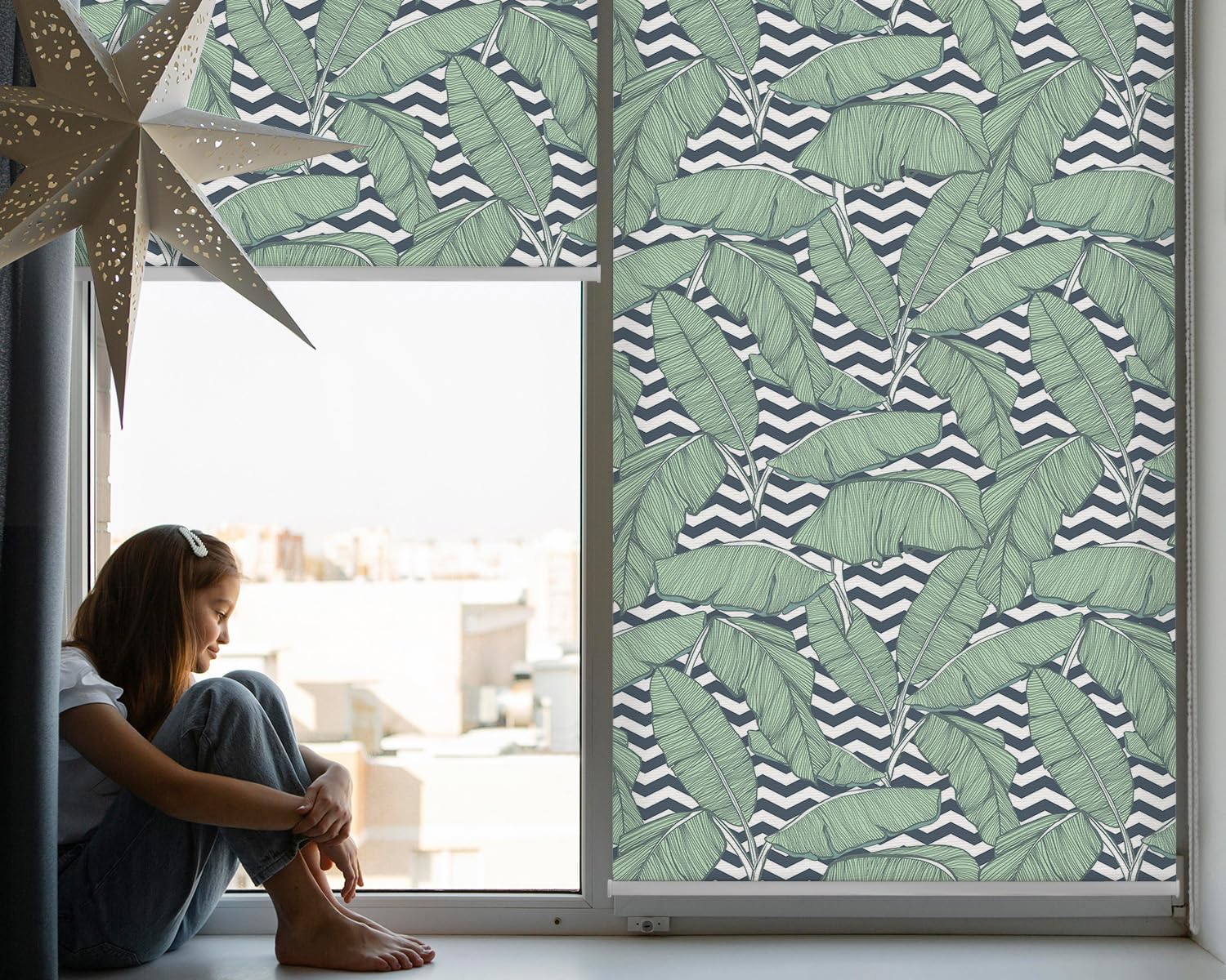 Tulup Oscurecedora con Estampado Persiana - Hojas de Palma sobre un Fondo Blanco y Negro.
