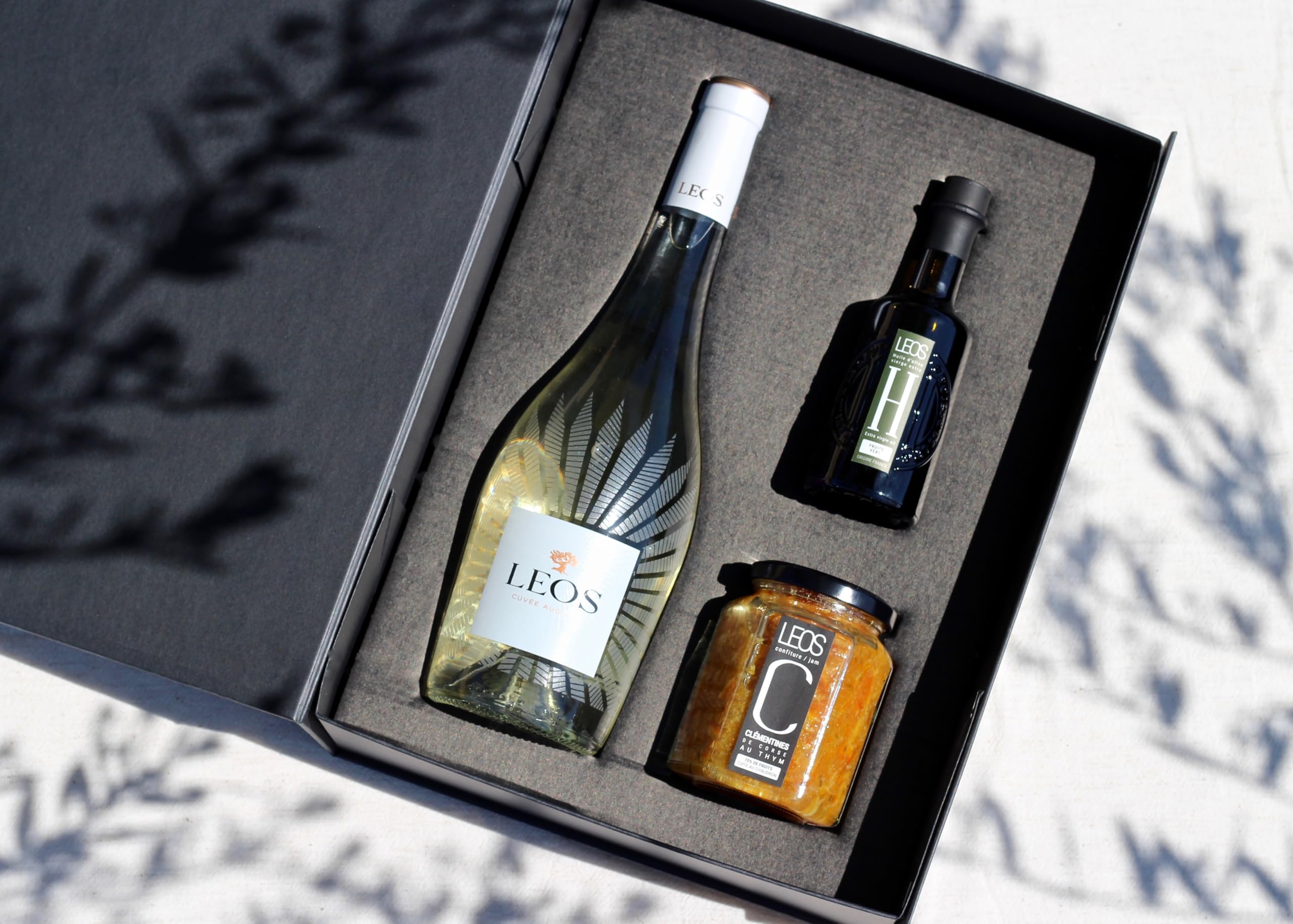 LEOS - Coffret Cadeau Gastronomique - Gourmandises de Noël - 3 Produits - Vin Blanc - Huile D'Olive Fruité Vert - Confiture d'Abricot