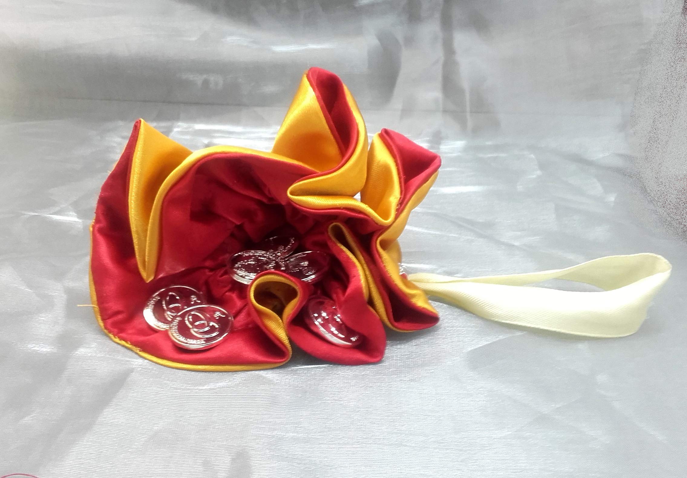 Arras de María con Saquito de Saten Redondo Reversible (Rojo y Dorado) Hecho a Mano por Nuestros Artesanos y Estuche Incluido.