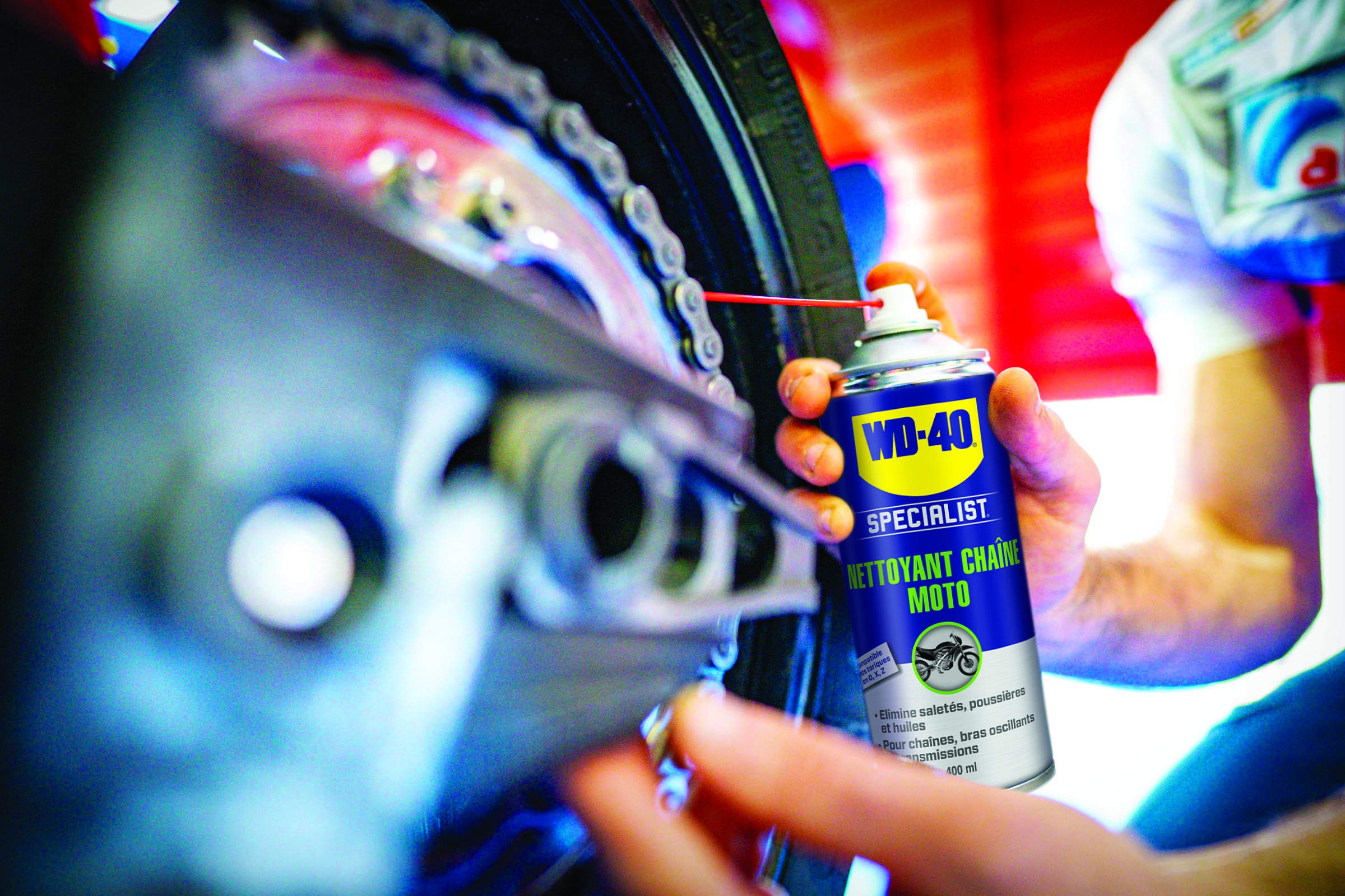 WD-40 SPECIALIST Kit d'entretien Chaîne Moto - Pack de 2 produits + brosse | Kit des 2 produits d'entretien nécessaires pour chaîne de moto : Nettoyant Chaîne 400ml, Graisse Chaîne 400ml et Brosse
