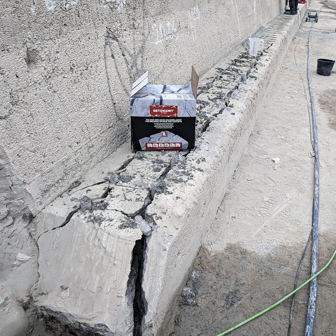 BETONAMIT® Quelldruckmittel – explosionsfreies Sprengmittel – 20 kg | Explosionsfreier Abbruch von Beton, Fels und Naturstein, geräuscharm, vibrationsarm, für innen und außen