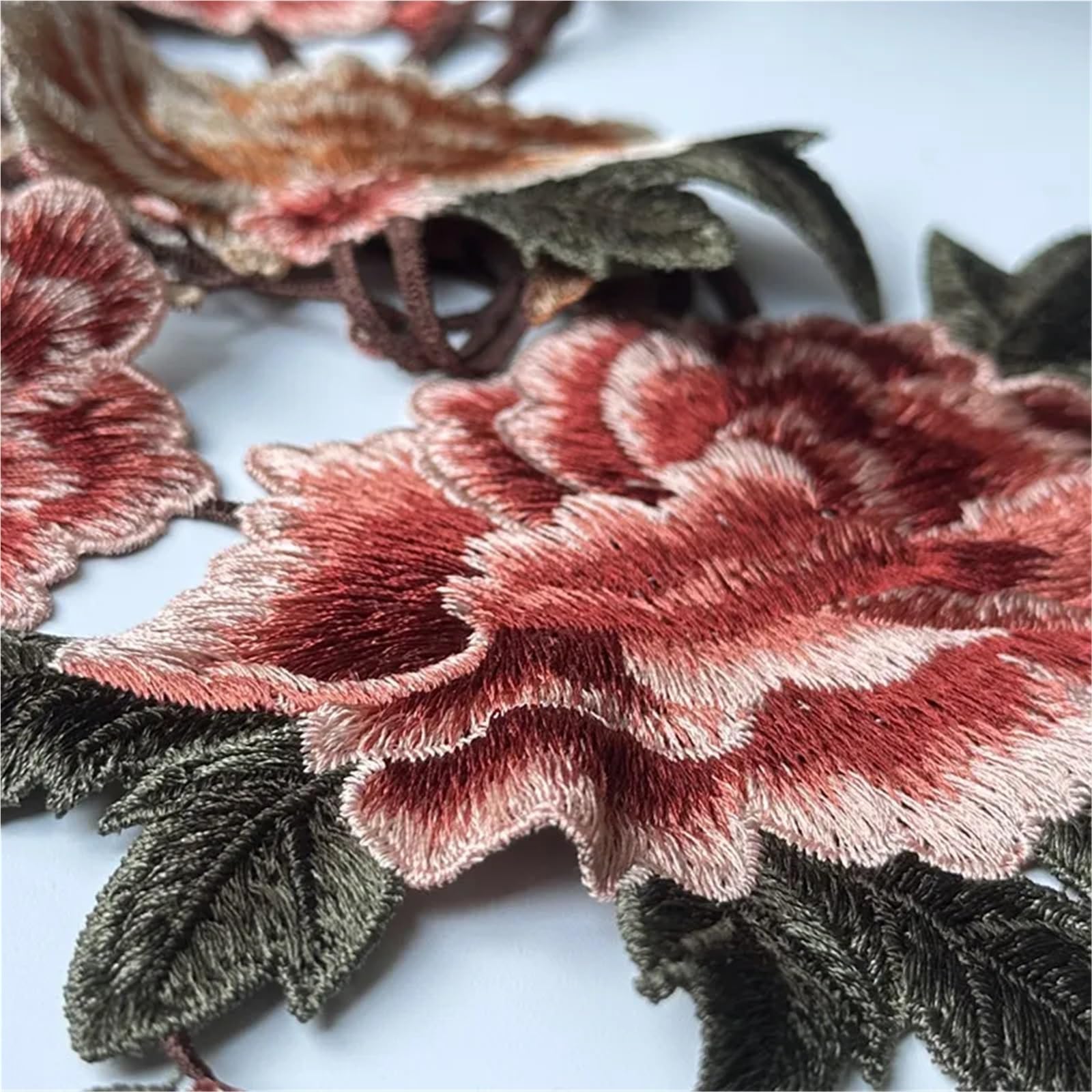 Applique, toppa ricamata, a fiori grandi da cucire su vestiti, cappotto, abito, accessorio, decorazione for tessuti con applicazioni floreali, di prugno fai te(L)