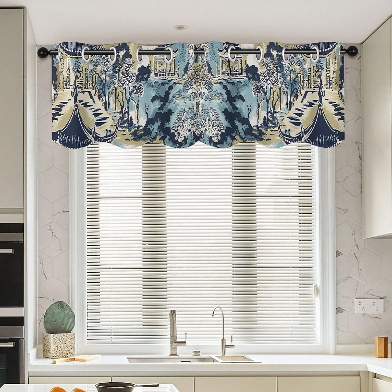 Decoración de privacidad para ventanas con cenefas de pagoda azul estilo chinoiserie