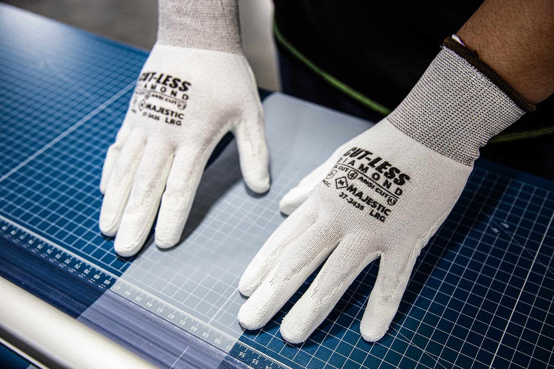 Majestic 37-3435 - Guantes con revestimiento de poliéster y diamante blanco resistente a los cortes (12 pares), modelo anteriormente Majestic 3435