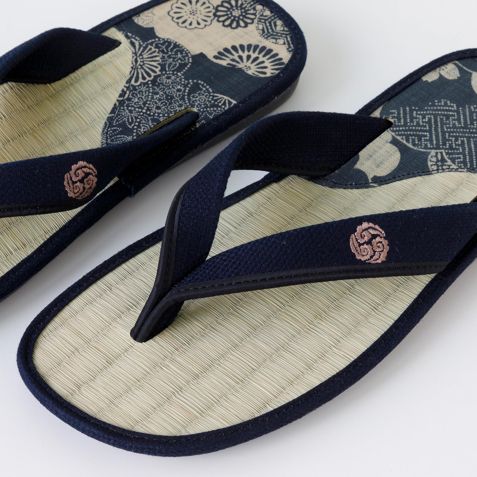 Sandales Traditionnelles Japonaises Asayu en Igusa, Fabriquées au Japon, Tatami Zori, Absorbantes et Désodorisantes - Motif Mosaïque, Taille Homme EU 39 à 42.