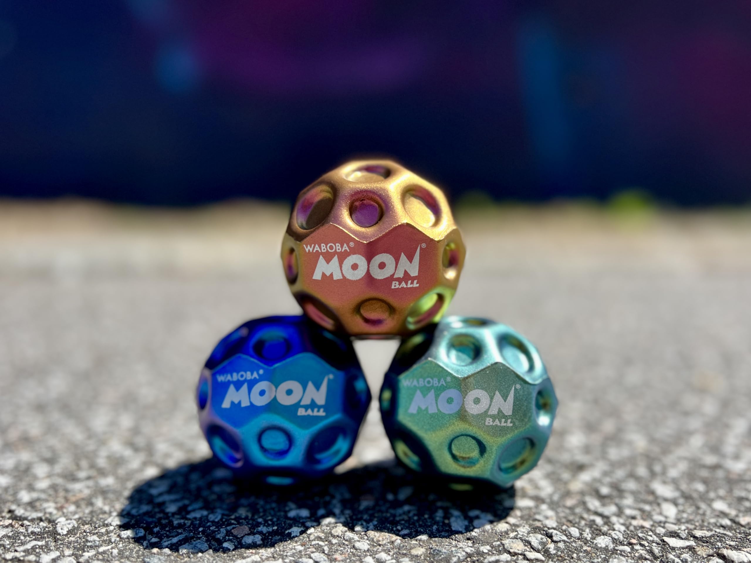 Waboba Metallic Moon Ball – Extrem Springender Ball mit schillerndem, farbwechselndem Metallic-Finish – Superhoher Sprung für drinnen & draußen – Spielball für Kinder, Jugendliche & Erwachsene - 4