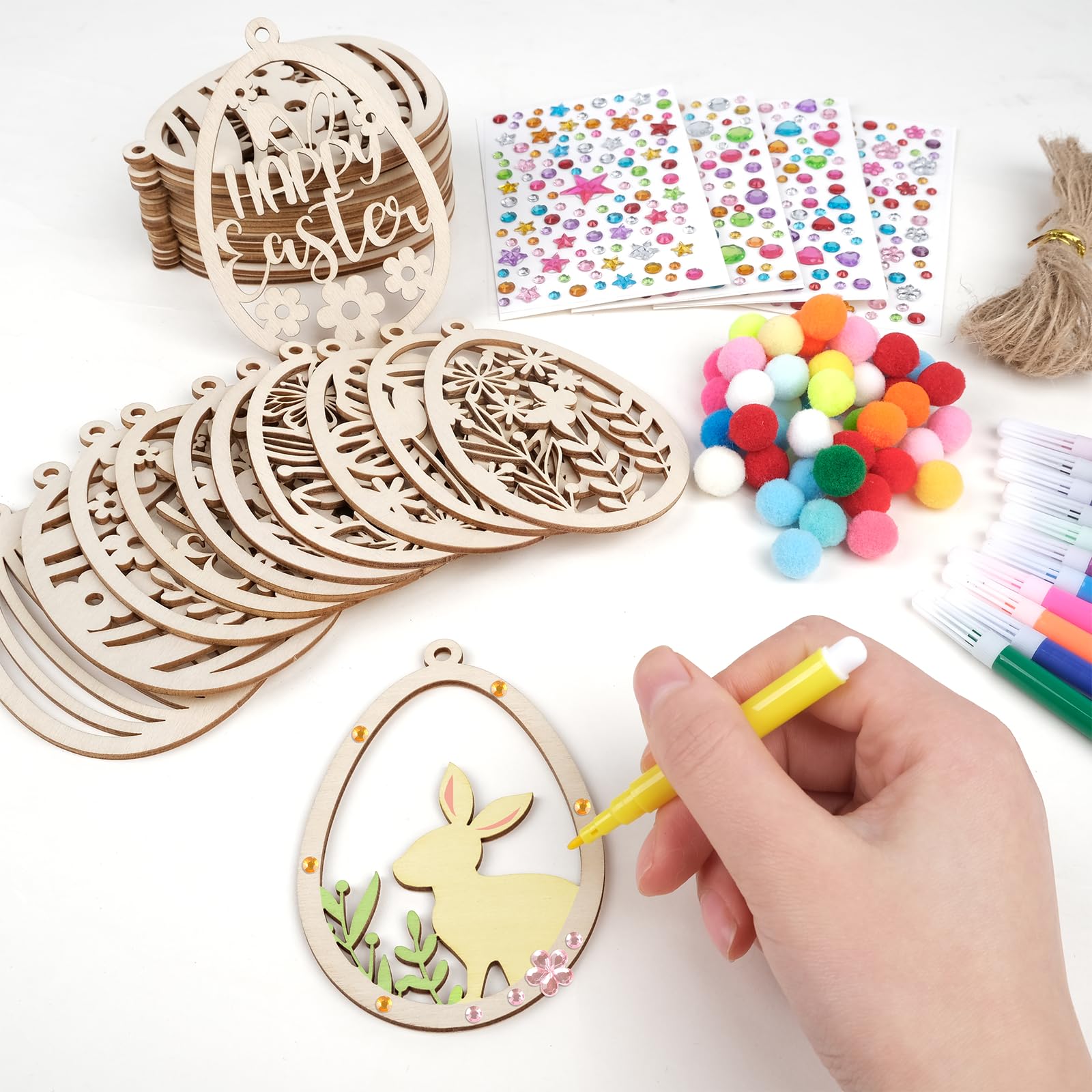 ARTREE Kit De Bricolage Pendentifs En Bois à Peindre – 24 Pièces + Feutres, Pompons Et Autocollants – Créatif Dès 4 Ans