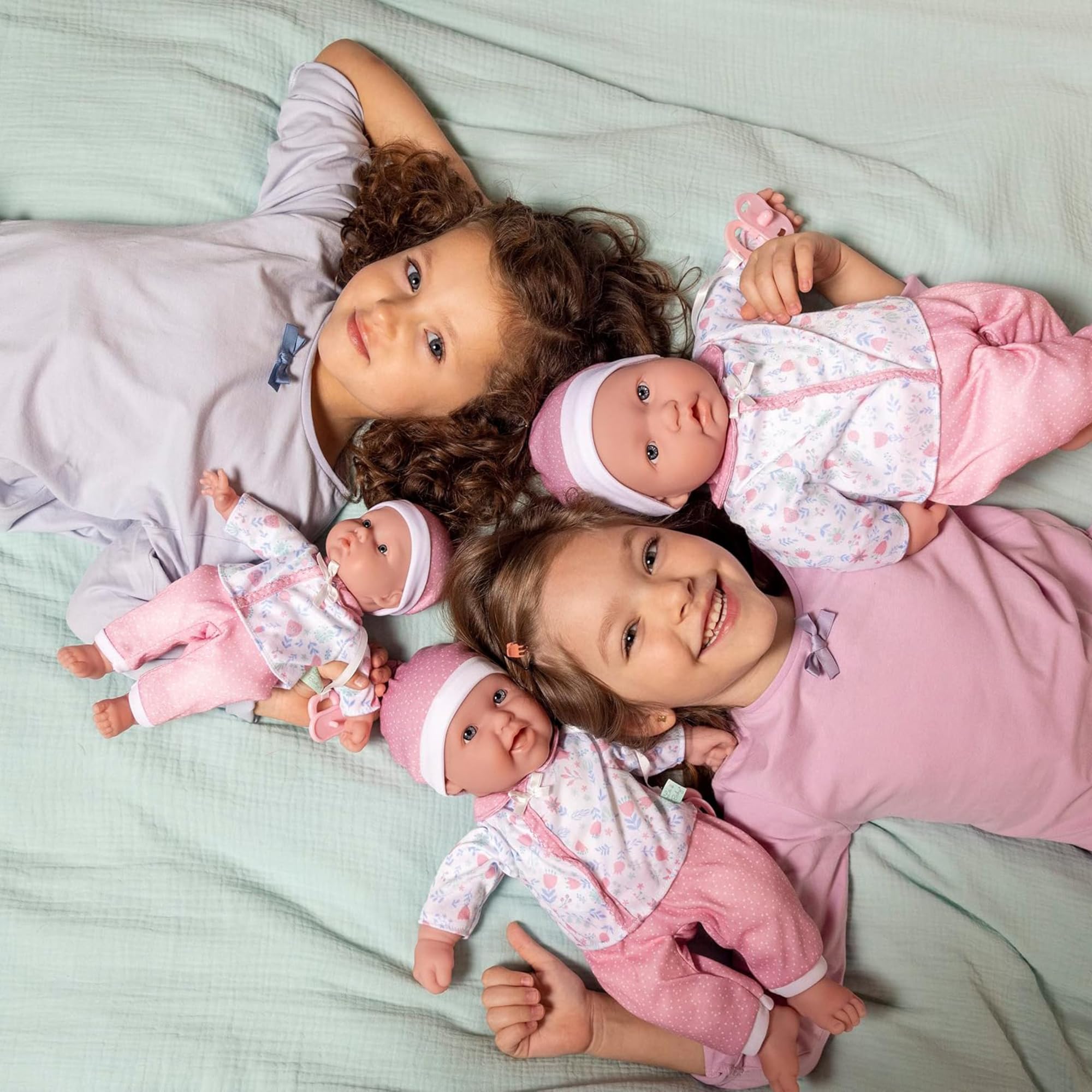 JC TOYS - Bambola La Baby da 28 cm ha corpo morbido e lavabile, coperta e ciuccio, rosa floreale, progettata in Spagna, +12 mesi
