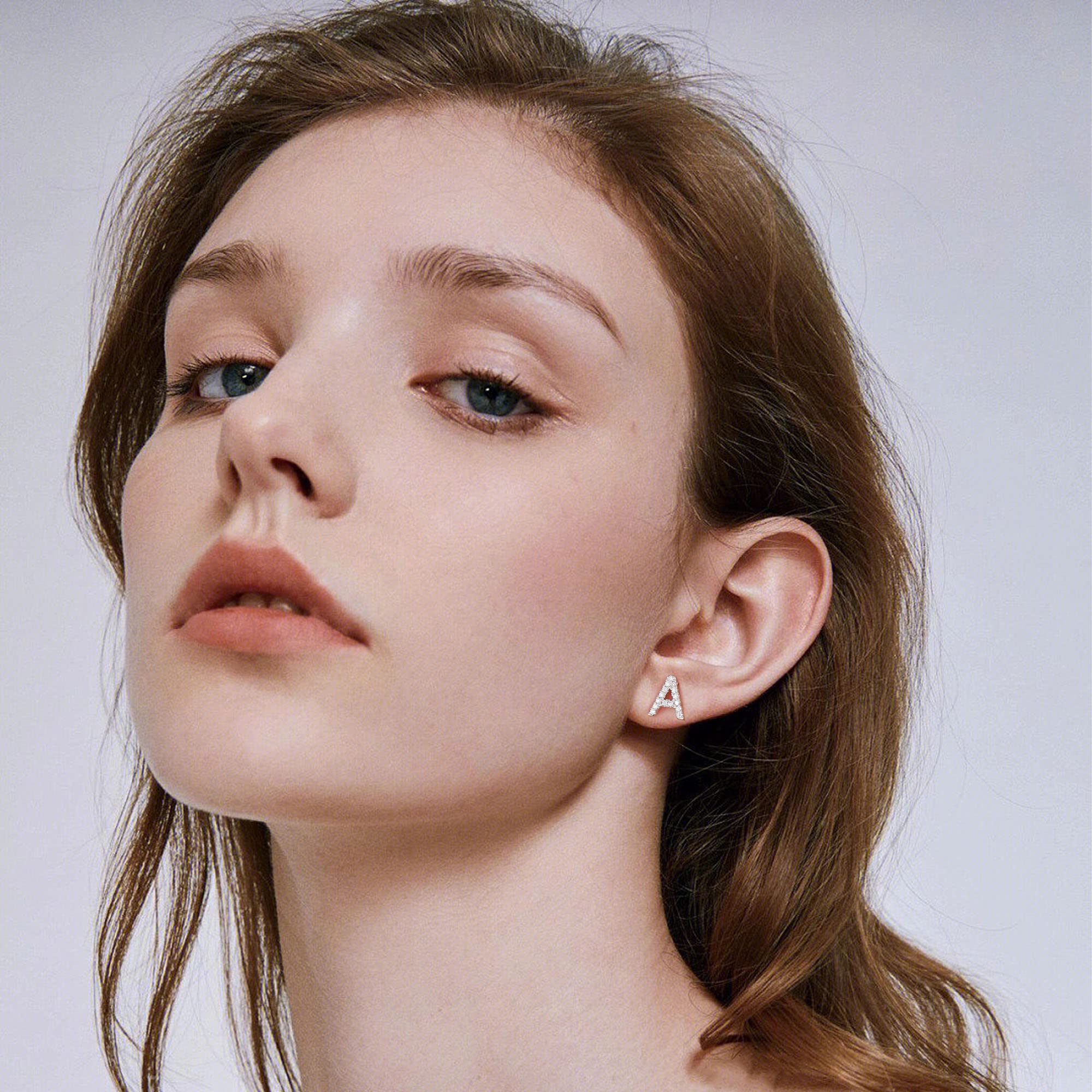 MOOSEA Pendientes de tuerca de plata de ley 925 chapados en oro blanco de 14 quilates con letra inicial de moissanita para mujer, aretes de diamante de imitación, Plata de ley, Moissanita