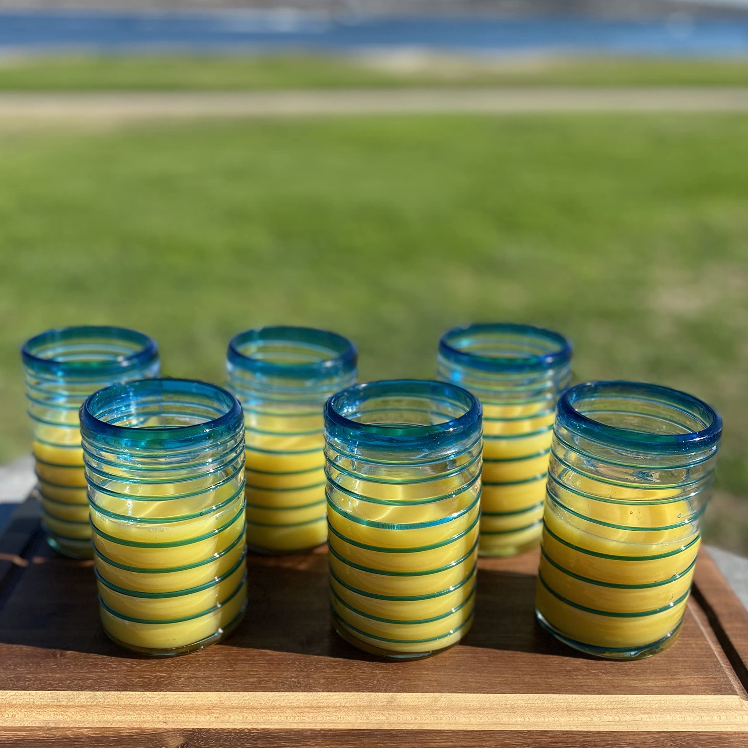 Dos Sueños Mundgeblasene mexikanische Trinkgläser – Set mit 6 Gläsern mit einem Aqua-Spiral-Design (je 400 ml)
