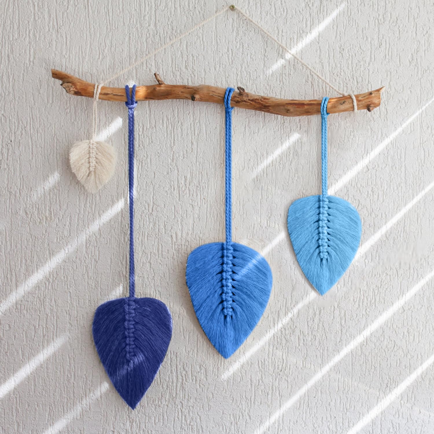 Macramé Wandhanger - Ecru/Blauw veren - Laura Haakt