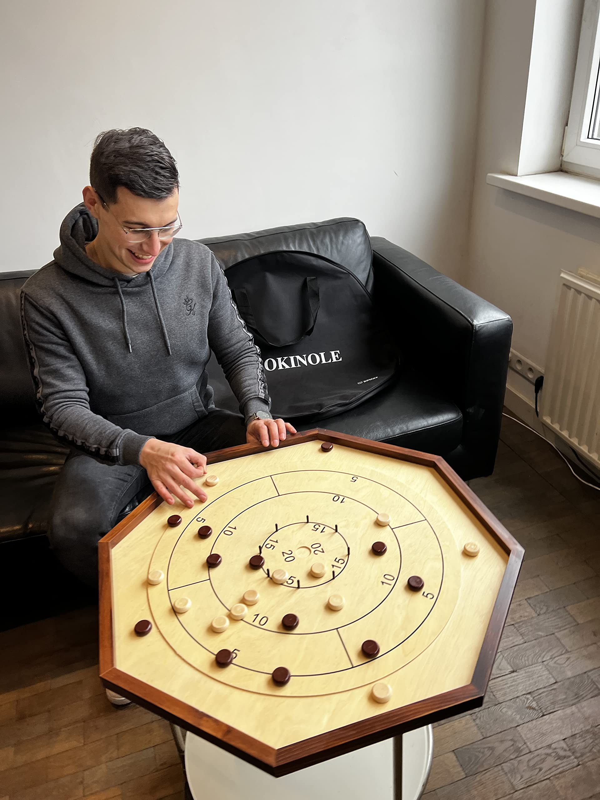 Crokinole, Juego de Estrategia Canadiense, tamaño Oficial 69 x 69 cm, con Hermosas fichas de Juego y Bolsa de Transporte y Almacenamiento