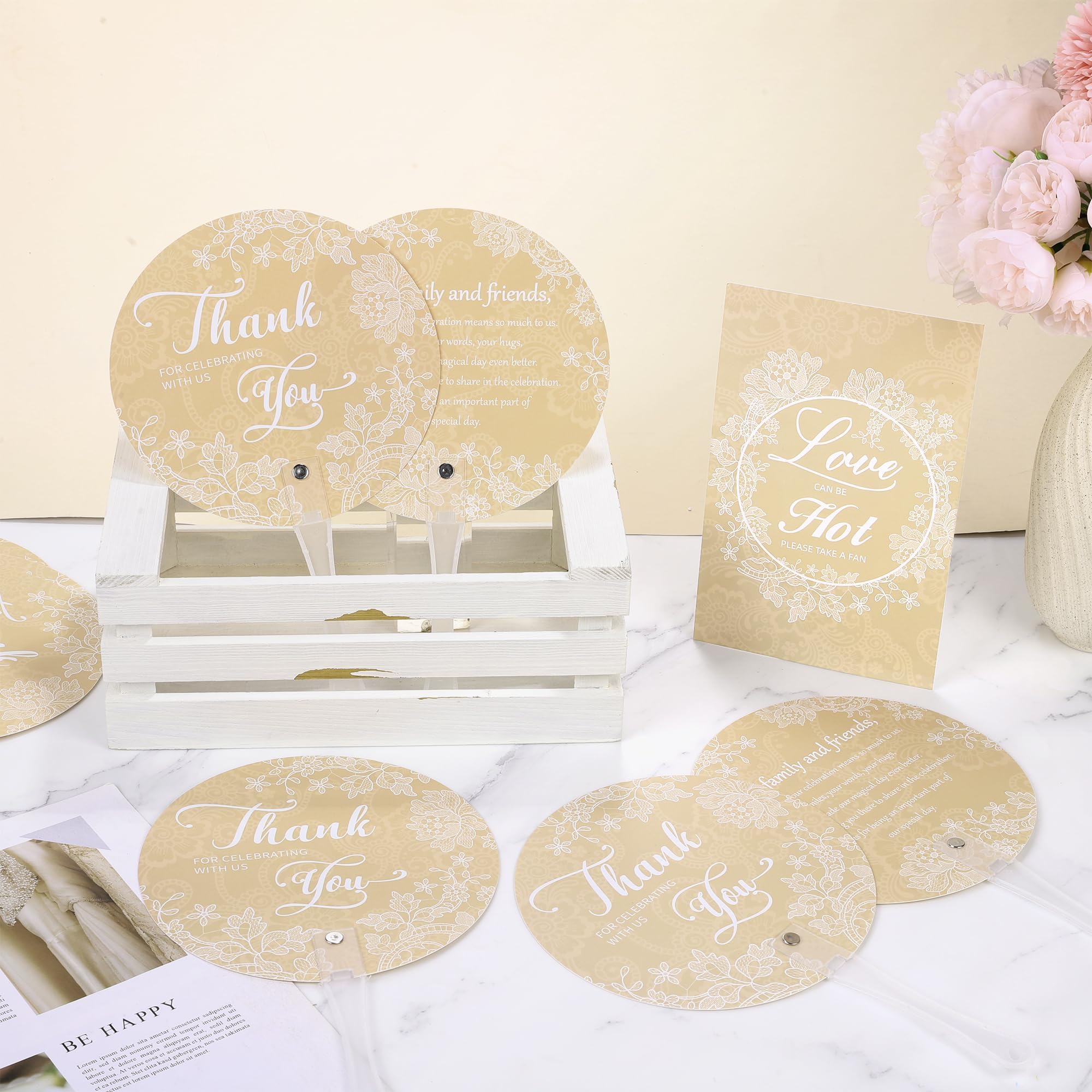 Aneco 120 Stück Hochzeit Handfächer Bulk mit Tischschild Kunststoff Fächer mit Griff Handheld Hochzeit Favor Fans für Zeremonie Brautparty Party Supplies Weiße Spitze