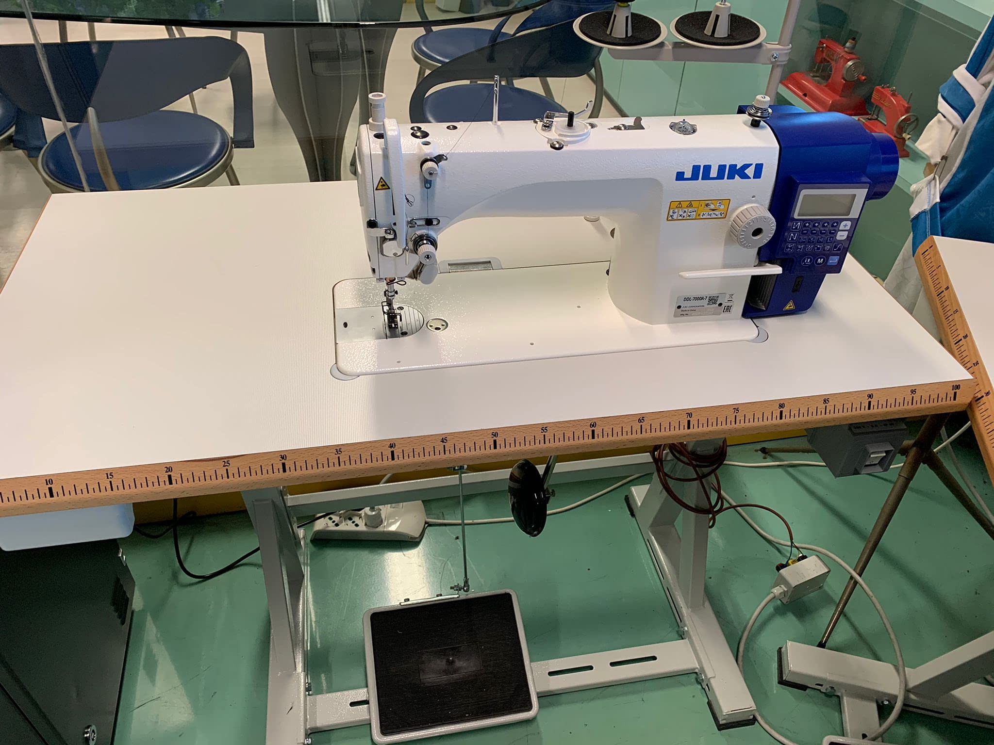 Machine à coudre JUKI 7000 Gris Métallique Automatique Affranchissement Rasoir automatique Couture programmée Moteur intégré