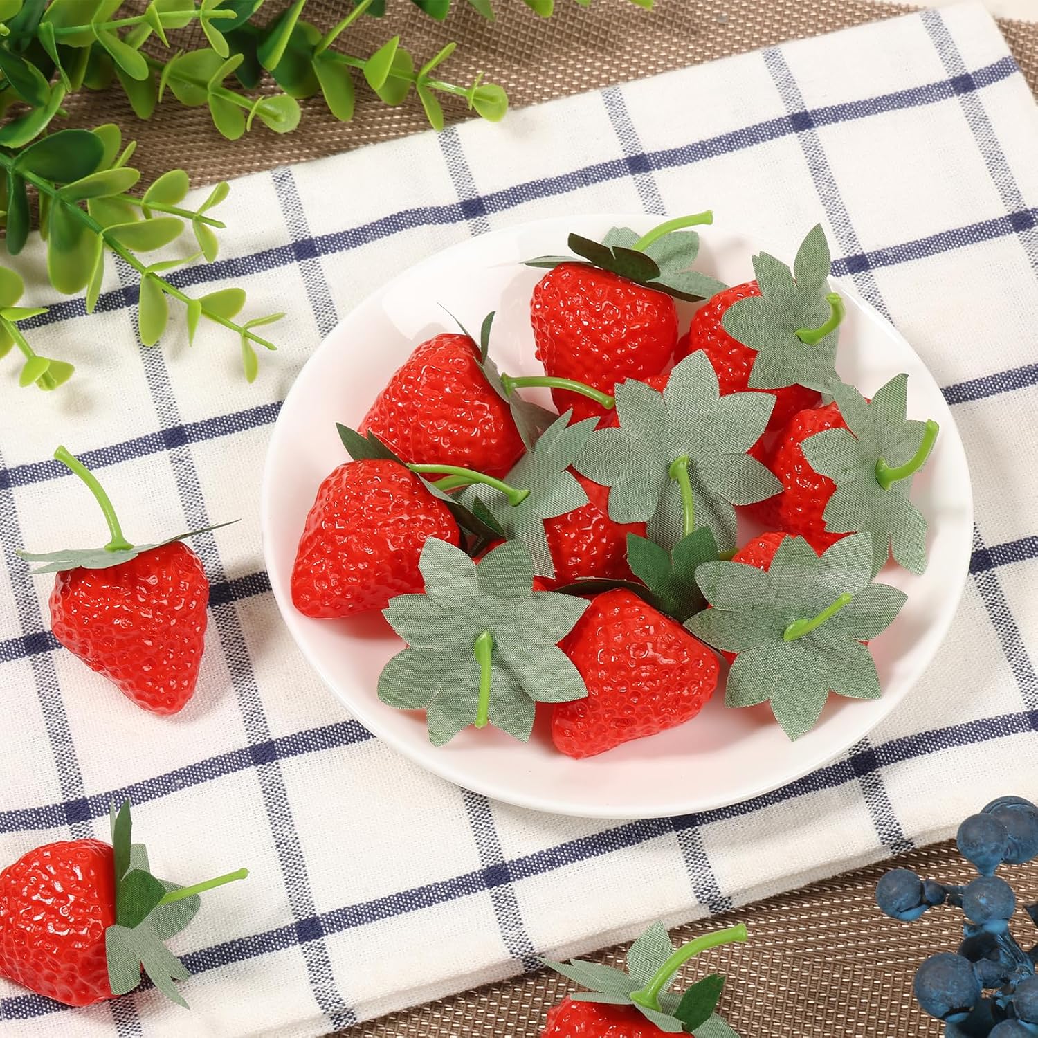 50Pcs Artificial Red Strawberries, Fake Plastic Strawberry, Faux Fruit for Cake Decoration, Simulation Fruit Set, Party Chirstmas Decortion for Home Kitchen Festival Party Photography Cake