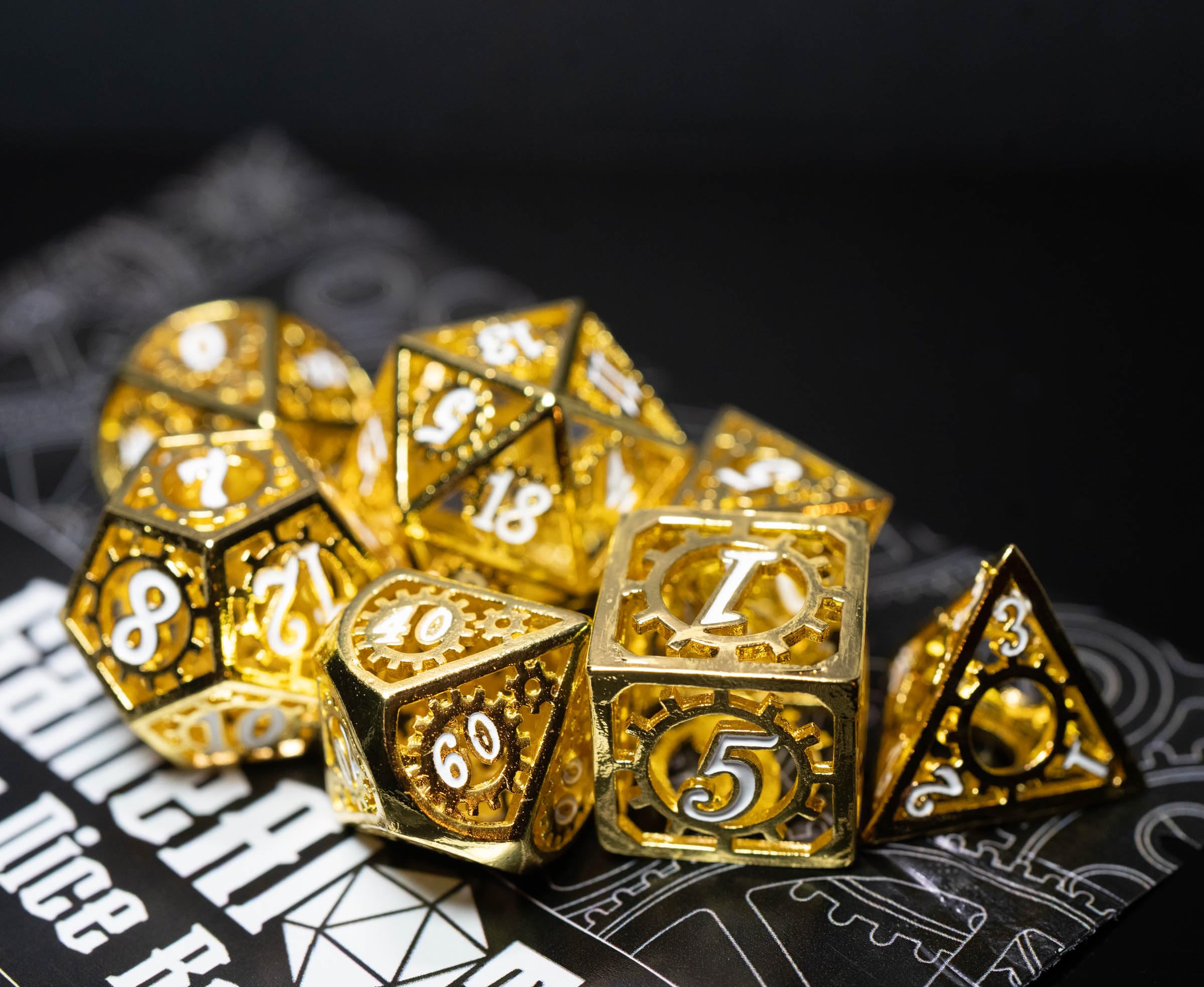 Sac à dés mystère | Lot de 7 dés polyédriques de jeu | Un ensemble choisi au hasard | RPG, DND, etc. (Ensemble métallique creux mystère)