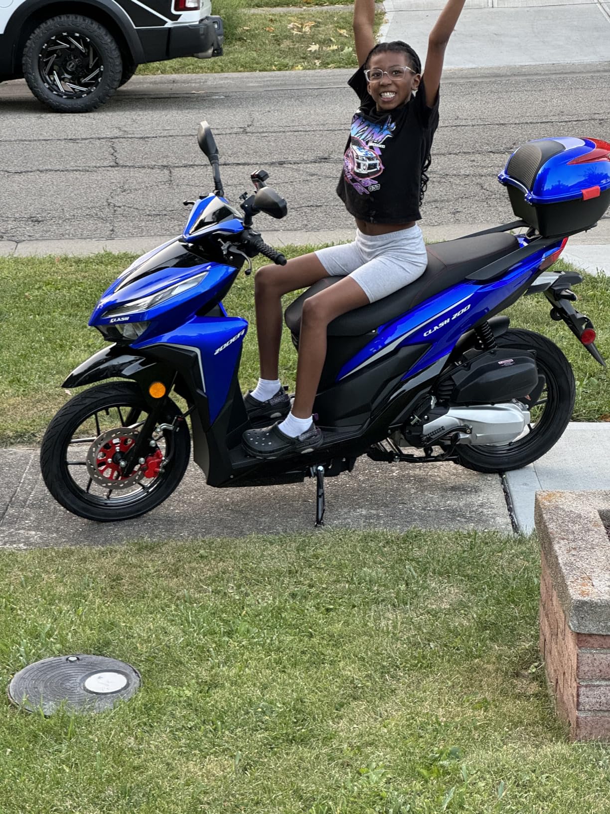 HHH Clash 200 EFI Adult Scooter Vitacci Gas Street Scooter 168cc Motorcycle Fully Automatic, Matching trunk and LED lights (BLUE) photo review