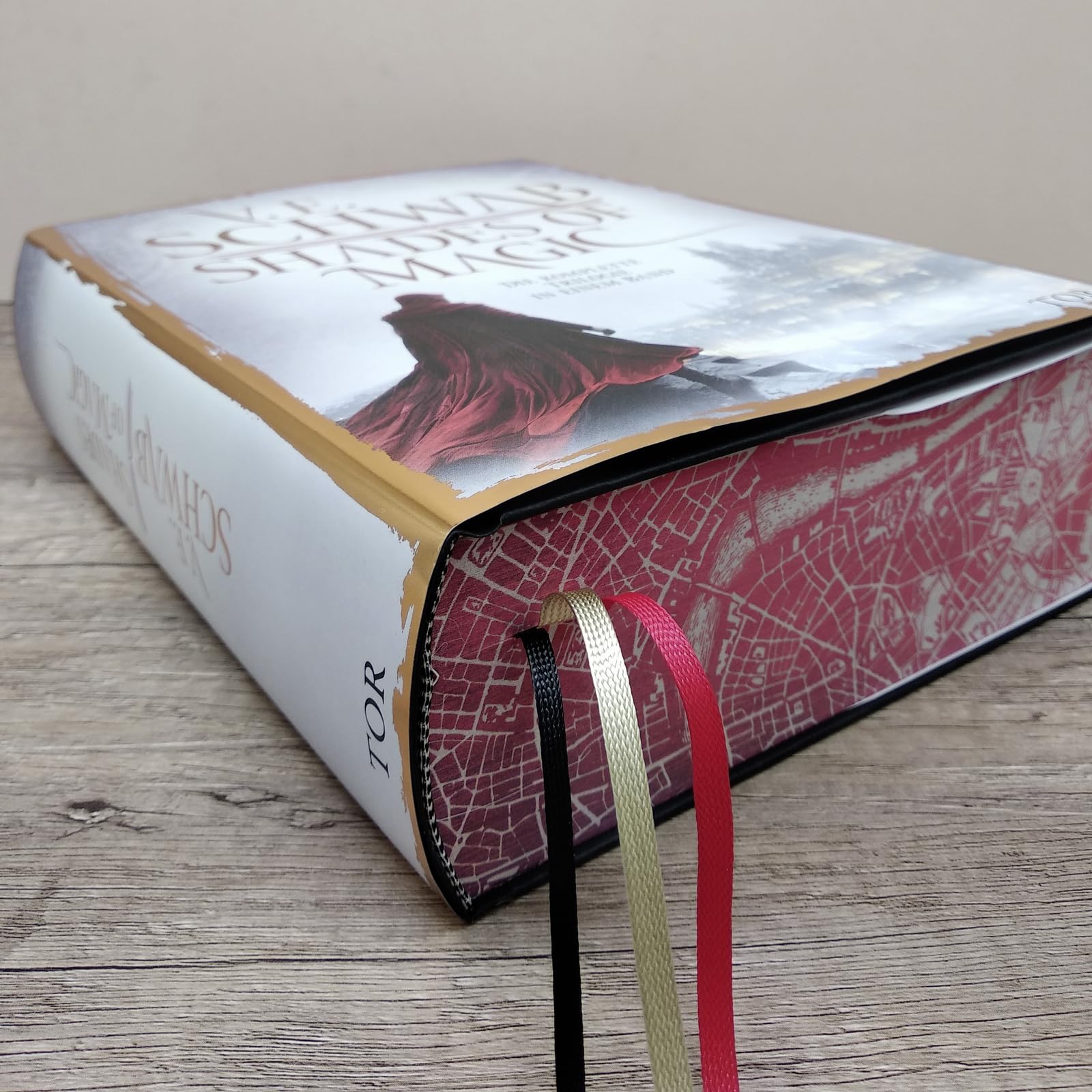 Shades of Magic: Die komplette Trilogie in einem Band, mit Farbschnitt und Bonusmaterial.