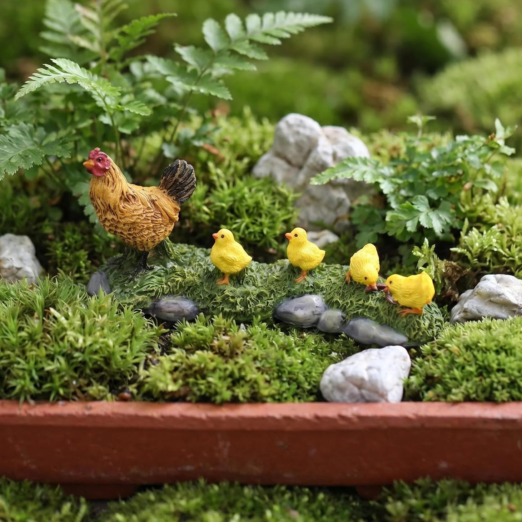 Garden Figurine Hen with 4 Chicks, Garden Ornament Miniature Statue in Weatherproof Resin Hand Painted Balcony Patio Succulent Flower Pot Original Gift