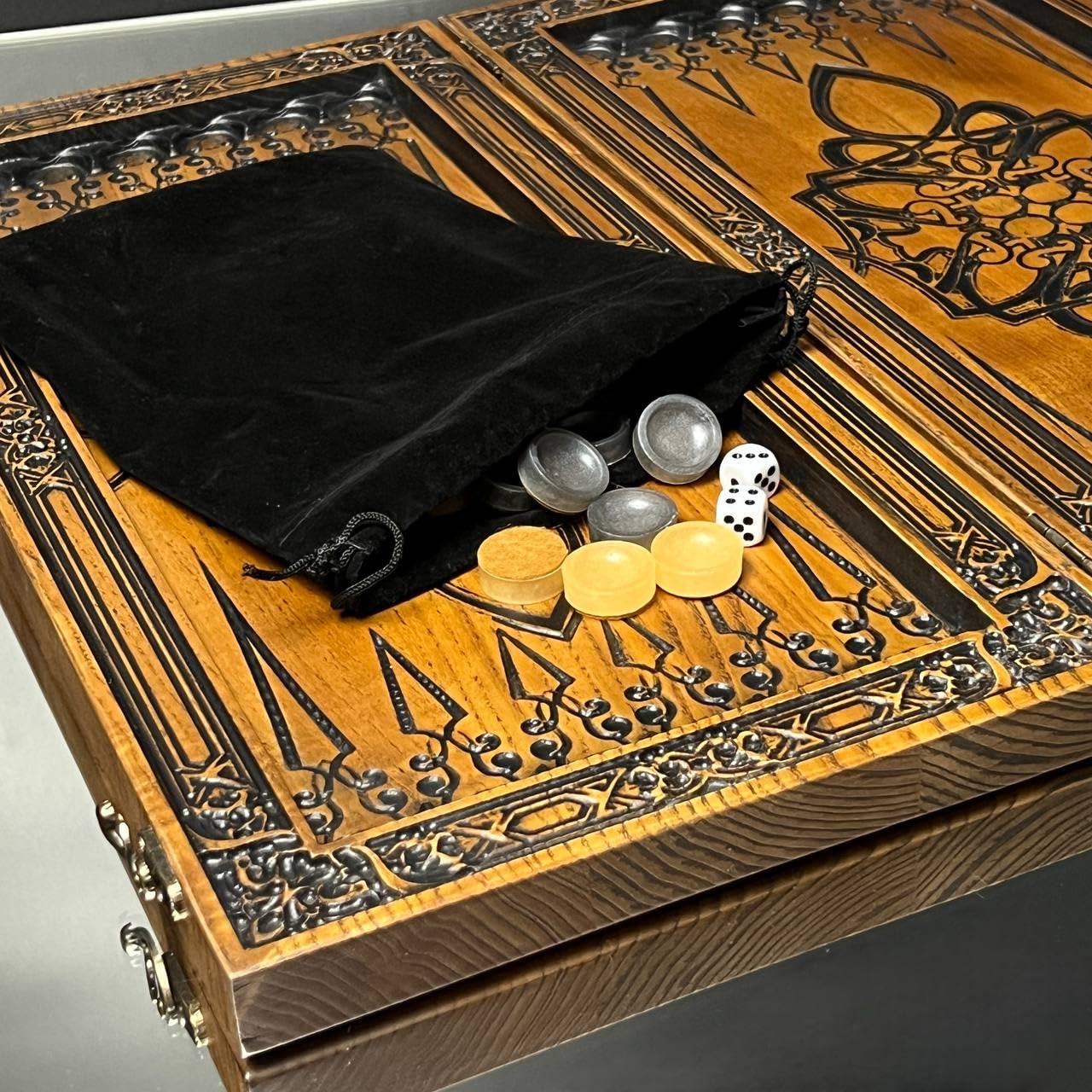 Backgammon aus Eschenholz – Davidstern Gravur – 48×23 cm – Handgefertigtes Set mit Epoxid-Spielsteinen – Geschenkidee für Kenner „Davidstern“ (2 Design)