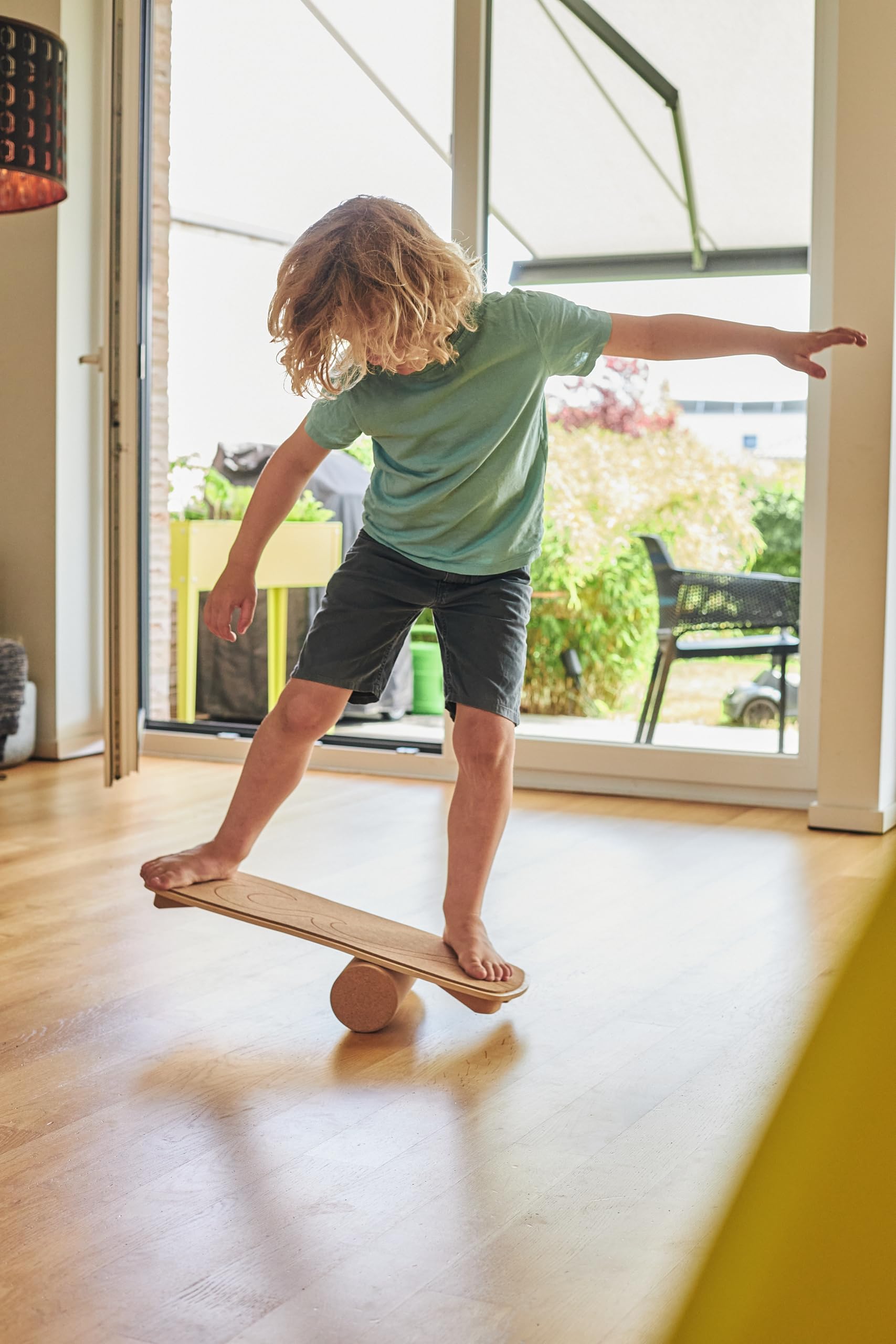 goki 59965 Balance Board „Waikiki Beach“ aus Holz & Kork, 60 × 24 × 4 cm – Motorikbrett für Gleichgewicht & Koordination, bis 120 kg belastbar