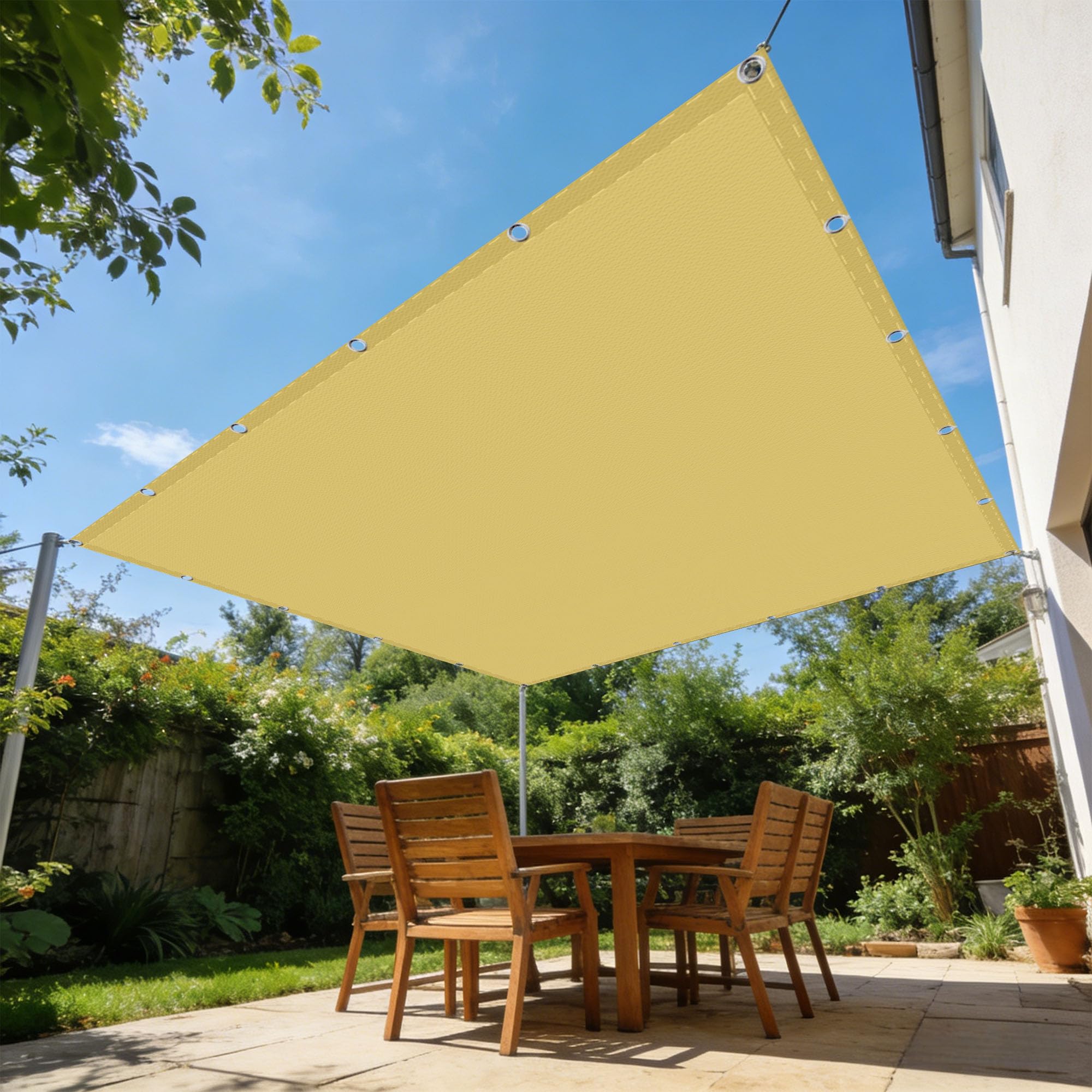 Voile d'ombrage carré 5,5x6,5m sable pour rafraîchir une grande terrasse de jardin